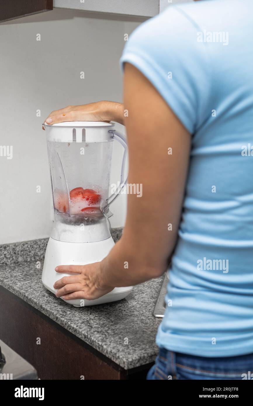 Weißes Mixerdesign, Fruchtsaft, modernes Haushaltsgerät, Technologie und Getränkezubereitung Stockfoto