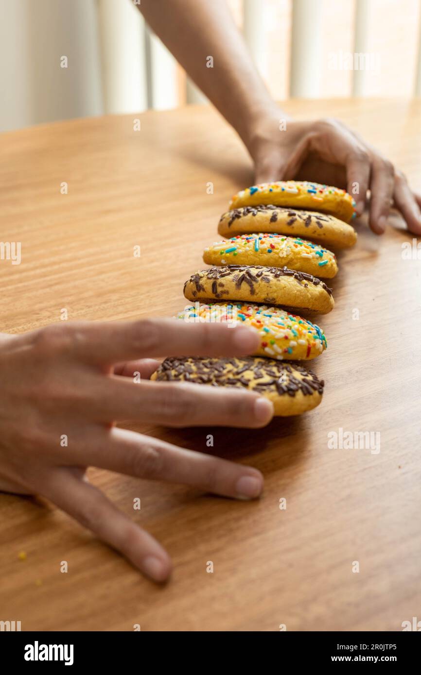 Dekorieren Sie den Tisch mit köstlichen hausgemachten Keksen mit Dragees, süßen Desserts im Studio, Tapete mit Gebäck, appetitlichen Speisen Stockfoto