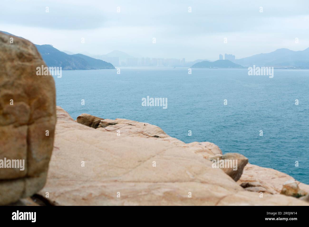 Blick auf die Insel Hongkong vom Fischerdorf Shek O, Rock, Shek O, Hongkong, China, Asien Stockfoto