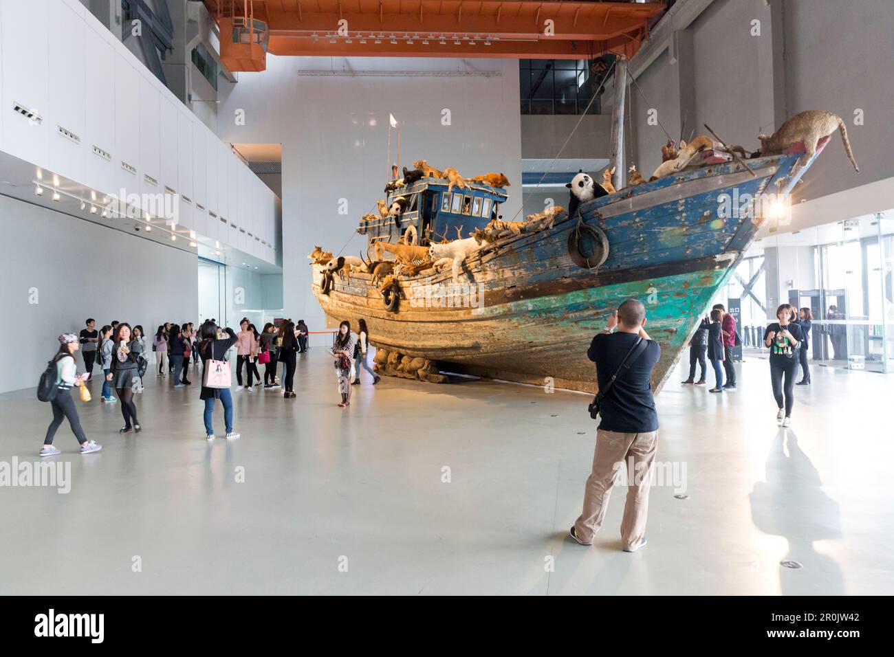 Installation The Ninth Wave, Boat with Animals, Arche noah, Besucher, Ausstellung von Cai Guoqiang, Cai Guo-Qiang, The Ninth Wave, 08. August bis 26. Oktober 2014, S Stockfoto