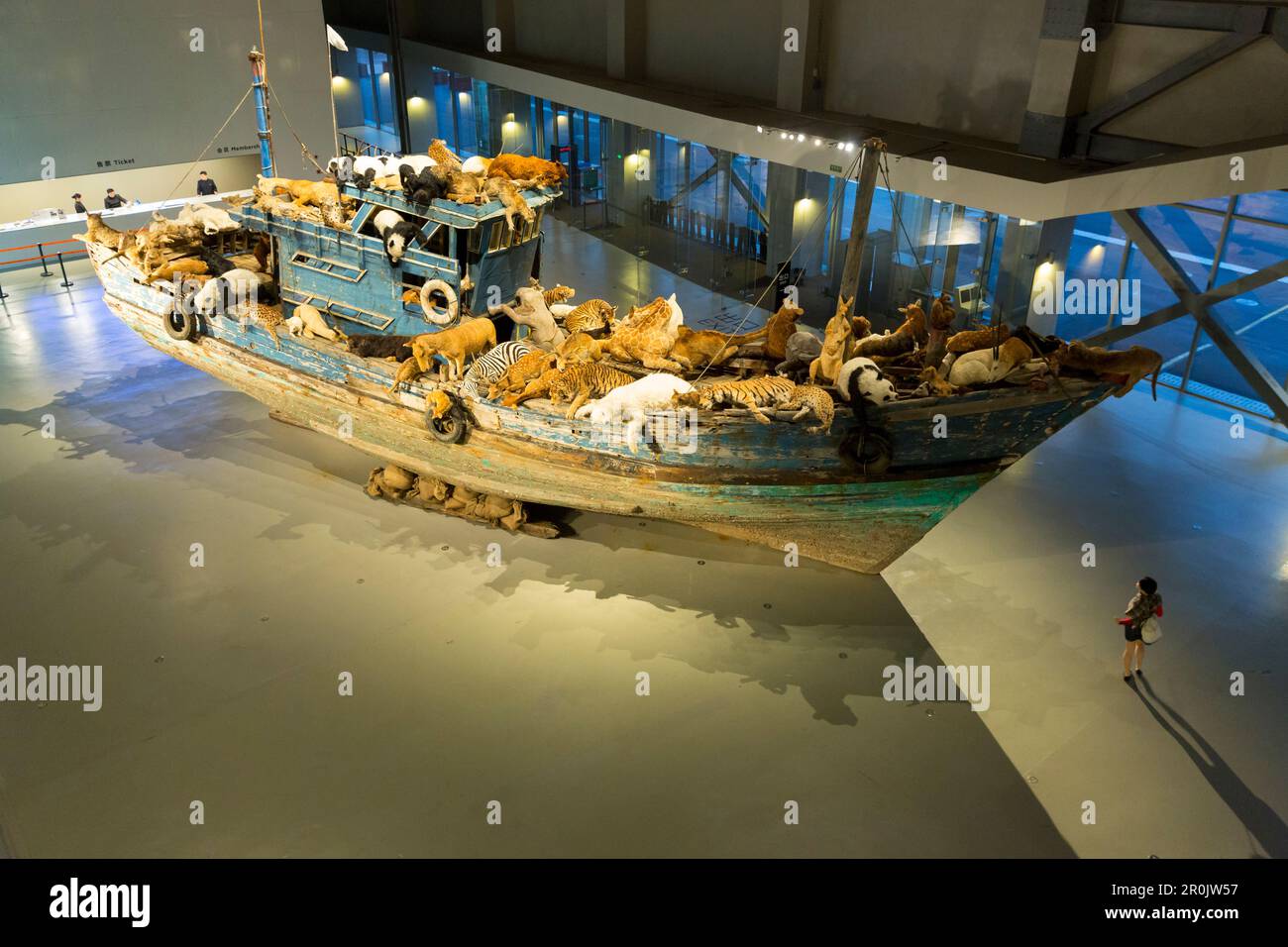 Installation The Ninth Wave, Boat with Animals, Arche noah, Besucher, Ausstellung von Cai Guoqiang, Cai Guo-Qiang, The Ninth Wave, 08. August bis 26. Oktober 2014, S Stockfoto