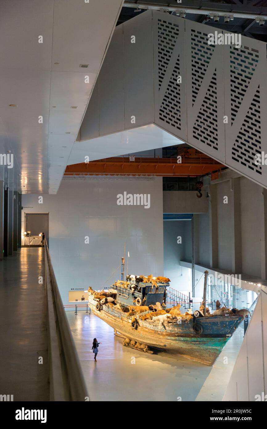 Installation The Ninth Wave, Boat with Animals, Arche noah, Besucher, Ausstellung von Cai Guoqiang, Cai Guo-Qiang, The Ninth Wave, 08. August bis 26. Oktober 2014, S Stockfoto