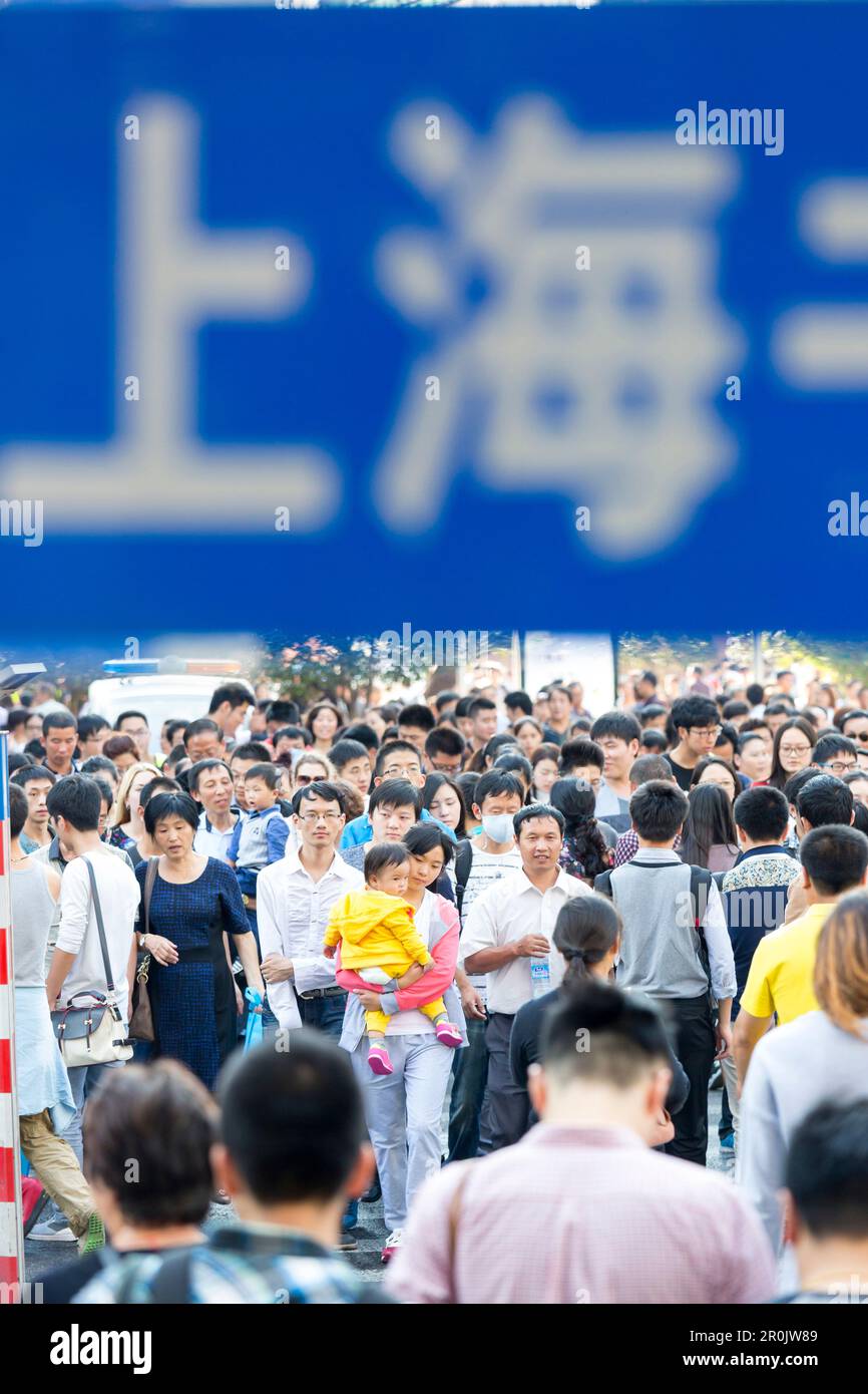 Viele Chinesen überqueren eine Kreuzung, Kreuzung, chinesischer Charakter Shanghai, Massen von Menschen, Gesichter, Porträts, Nanjing Lu, Nanjing Straße, Einkaufsstraße Stockfoto