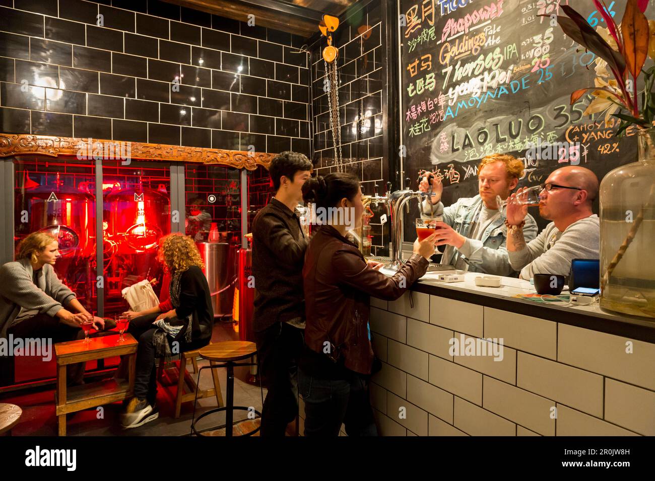 Bar Amoy Bräu, Bier trinken, Chinesen und Ausländer, zwei junge Deutsche Brauen Bier in Xiamen, Craft-Bier, Brauerei, Nachtleben, Xiamen, Fujian, China, As Stockfoto