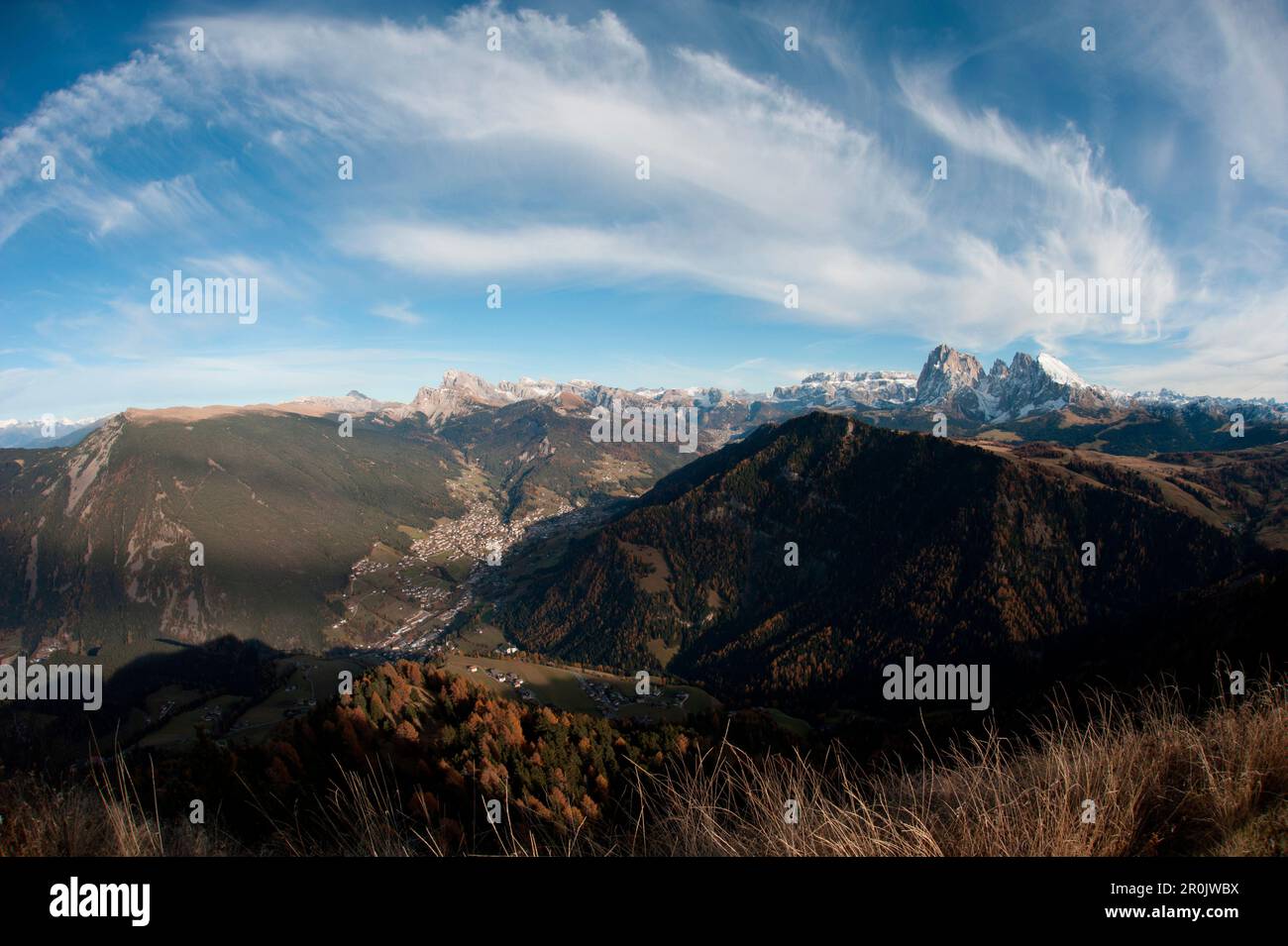 Blick von Puflatsch auf Val Gardena, Sella, Langkofel, Dolomiten, Südtirol, Italien Stockfoto