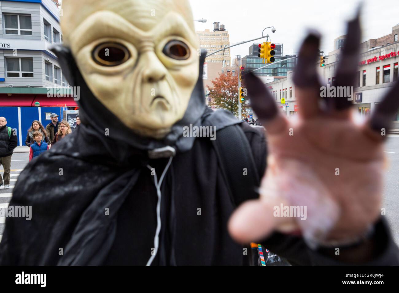 Mann in einem Halloween-Kostüm, Galeriebereich, Lower East Side, Chelsea, Downtown, Manhattan, New York City, USA, Amerika Stockfoto