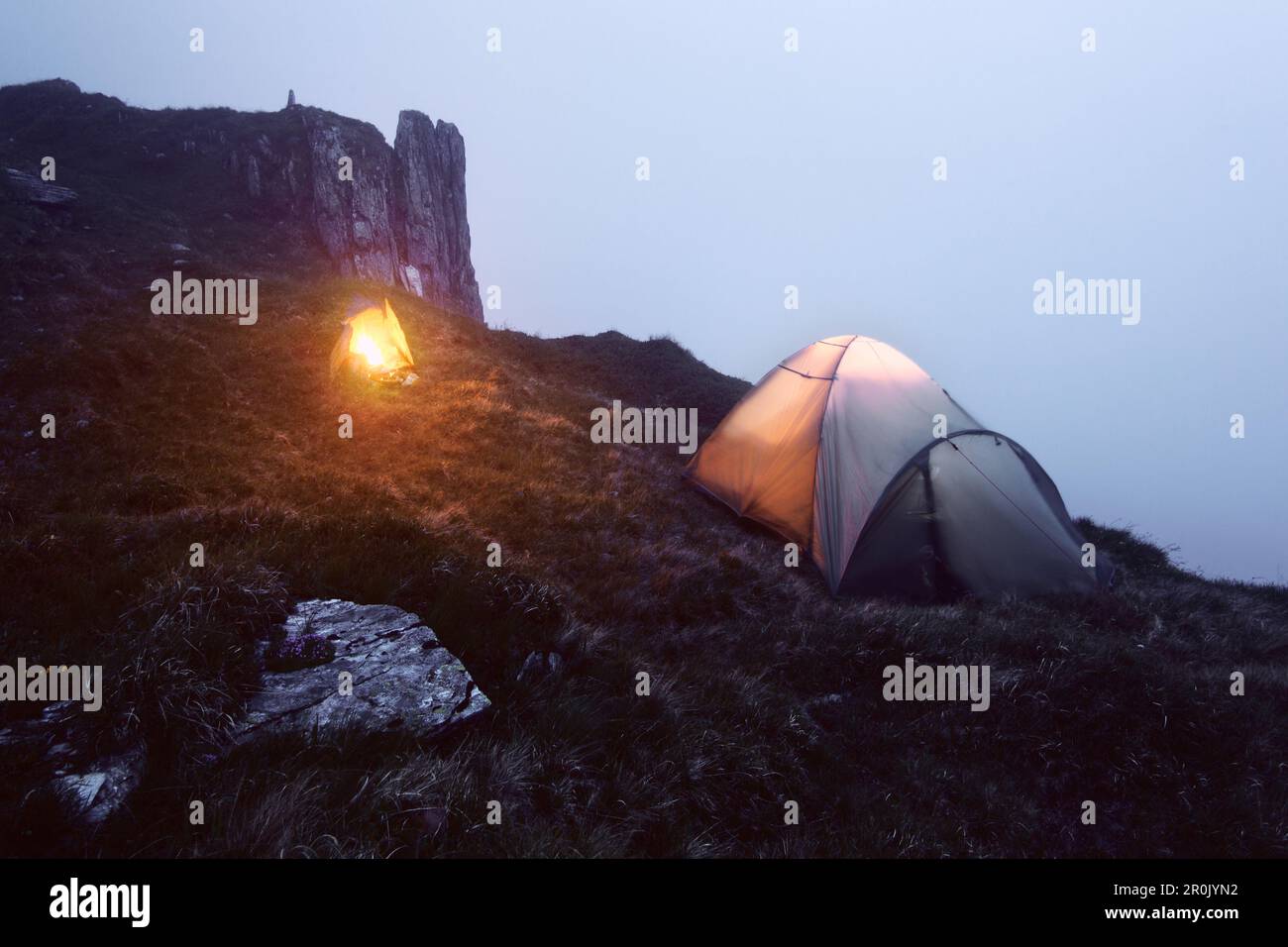 Campingplatz in der Gegend des Pfitscherjoch Gebirgspasses kurz vor Einbruch der Nacht, Südtirol, Italien Stockfoto
