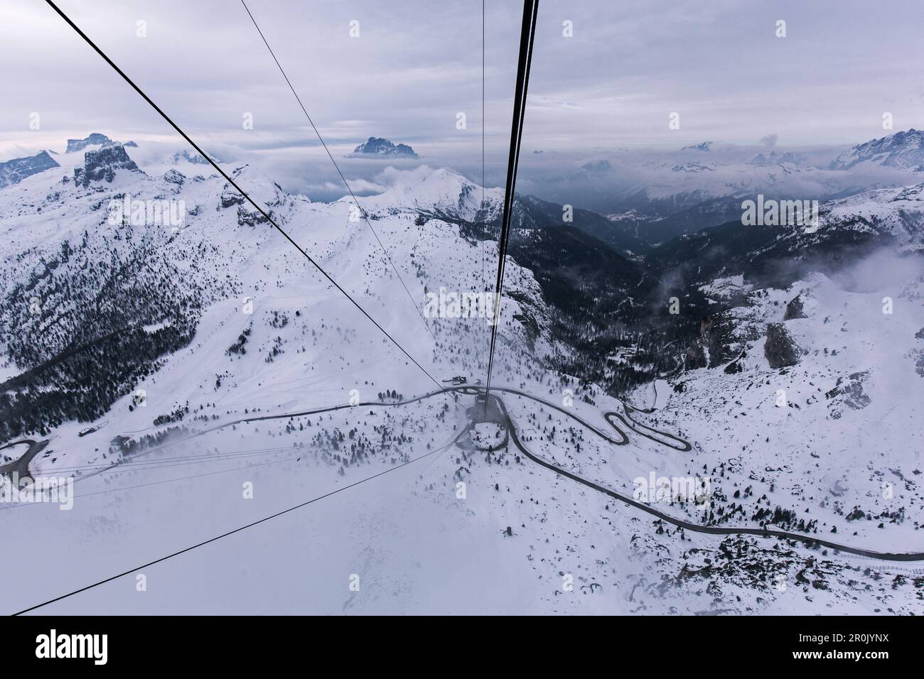 Blick aus der Seilbahn Lagazuoi, in der Nähe des Refugio Lagazuoi, Berghütte, in der Gegend des Falzarego Gebirgspasses, Bellunesi Dolomiten, Stockfoto