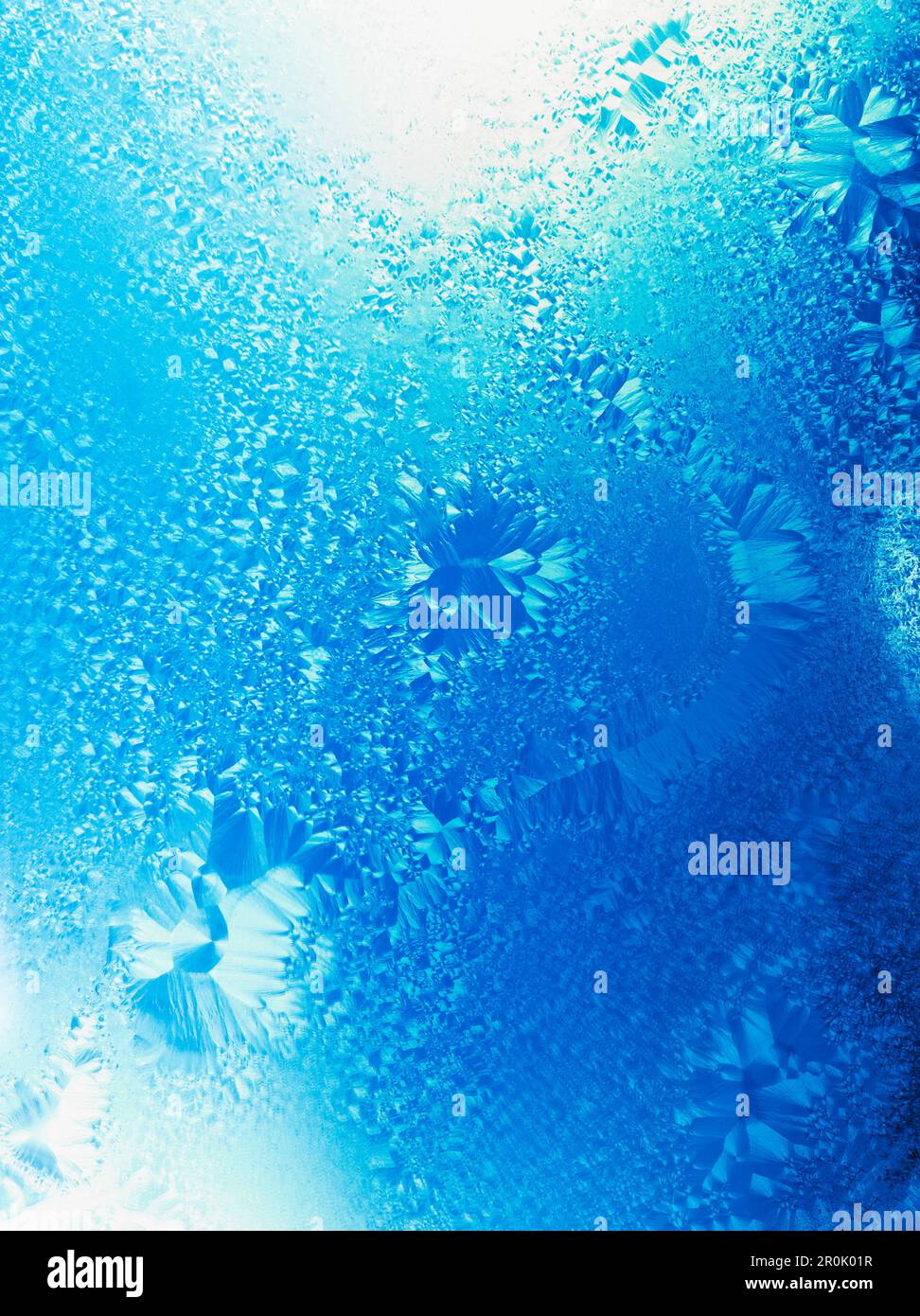 Frostmuster auf Glas, kalt Stockfoto