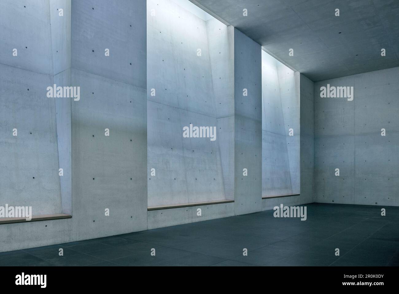 Schöne Betonmauern mit Möglichkeiten zum Ausruhen im Neuen Museum, Nürnberg, Frankonia-Region, Bayern, Deutschland Stockfoto