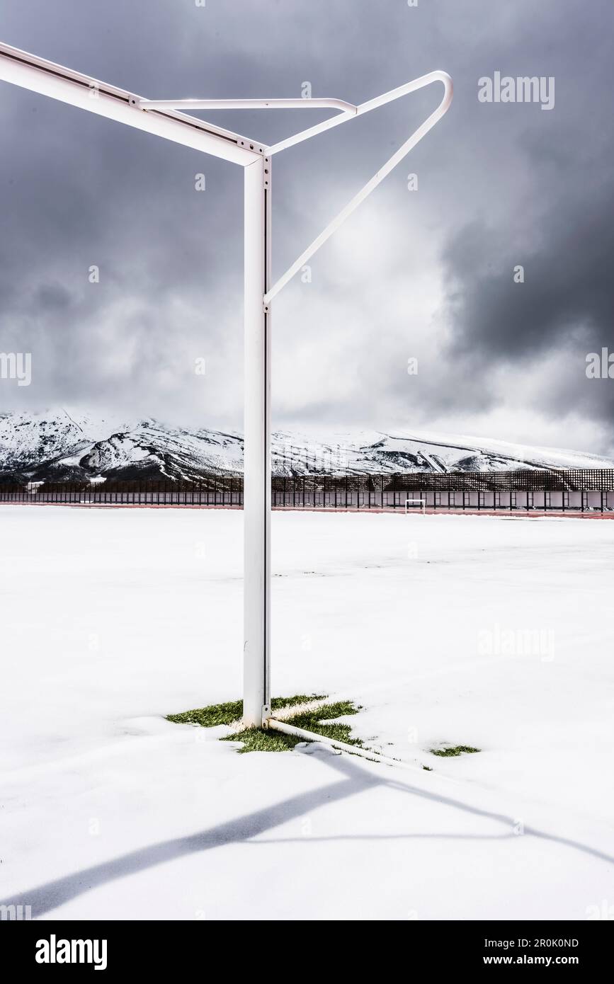 Ziel post und Kunstrasen auf einem Fußballfeld mit Schnee, Sierra Nevada, Granada, Andalusien, Spanien Stockfoto