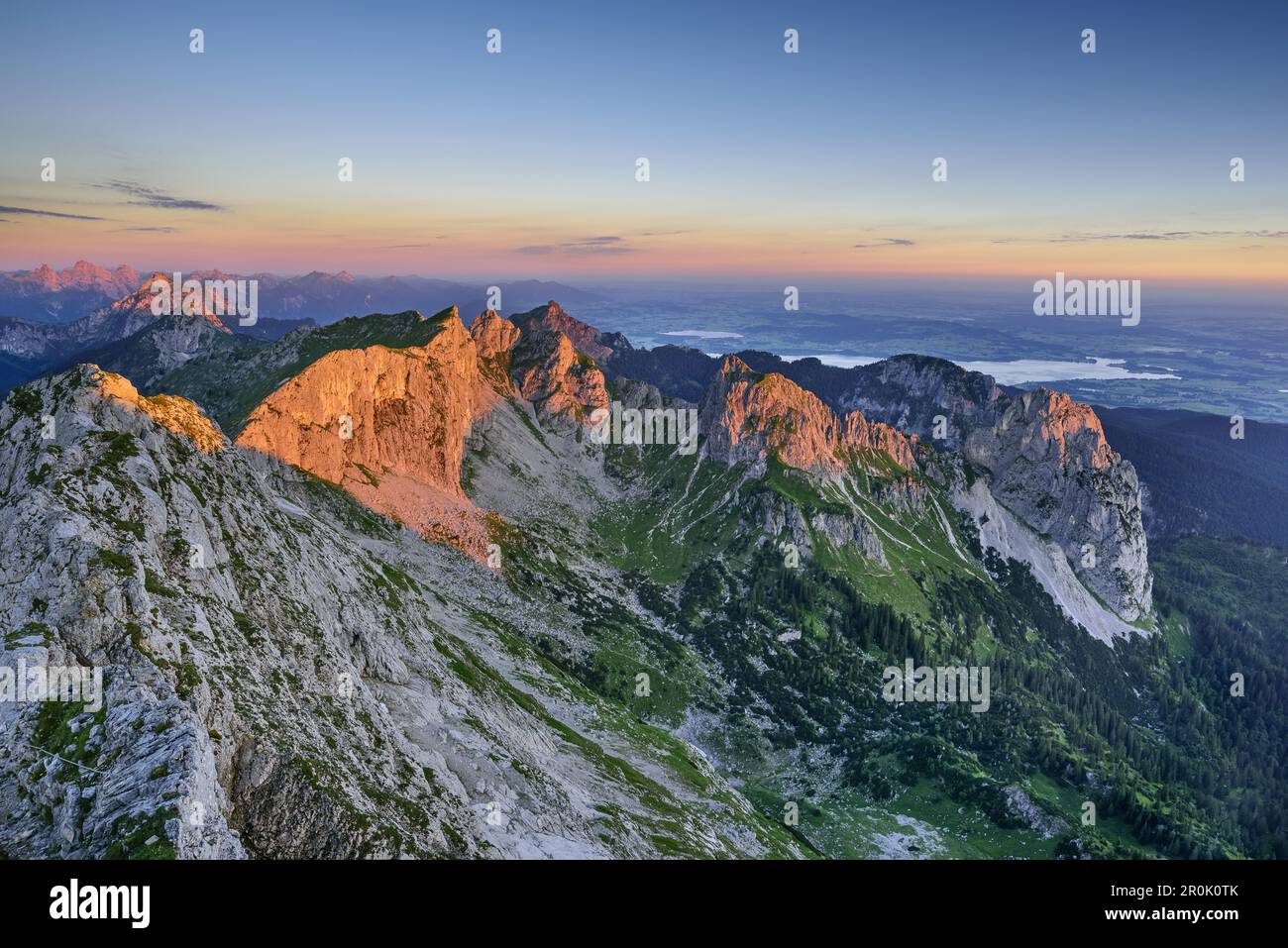 Sonnenaufgang über den Ammergaualpen und dem Forggensee, von der Ammergauer Hochplatte, den Ammergaualpen, Ost-Allgaeu, Allgaeu, Swabia, Bayern, Deutschland Stockfoto