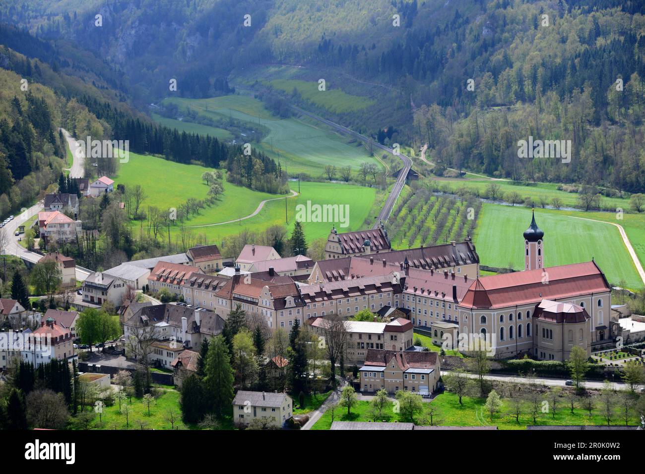 Blick von Spaltfels auf die Abtei Beuron, Oberes Danubiental, Baden-Württemberg, Deutschland Stockfoto