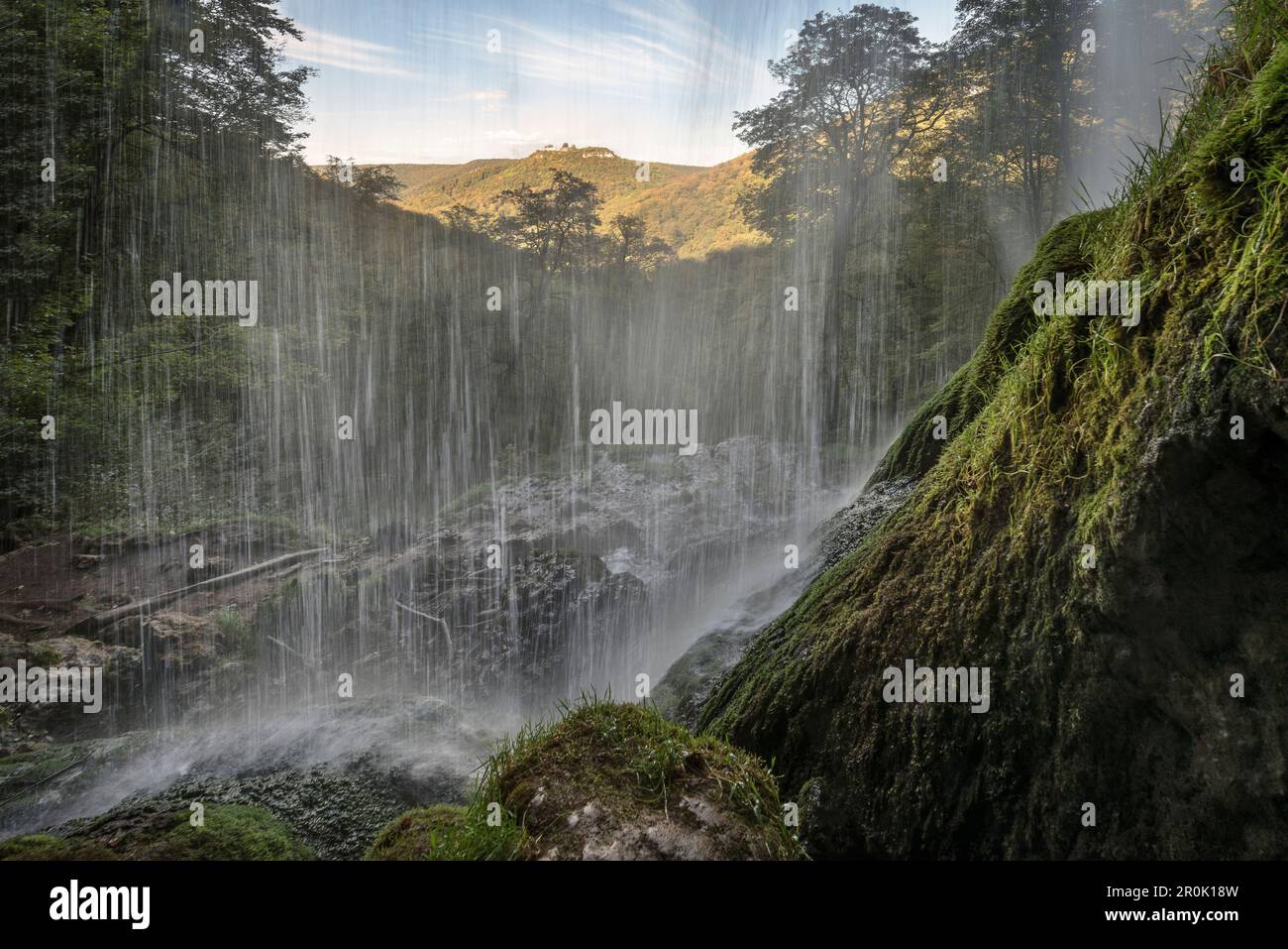 Blick vom Wasserfall Bad Urach in Richtung Festung Hohenurach, Bezirk Reutlingen, Schwäbische Alb, Baden-Württemberg, Deutschland Stockfoto