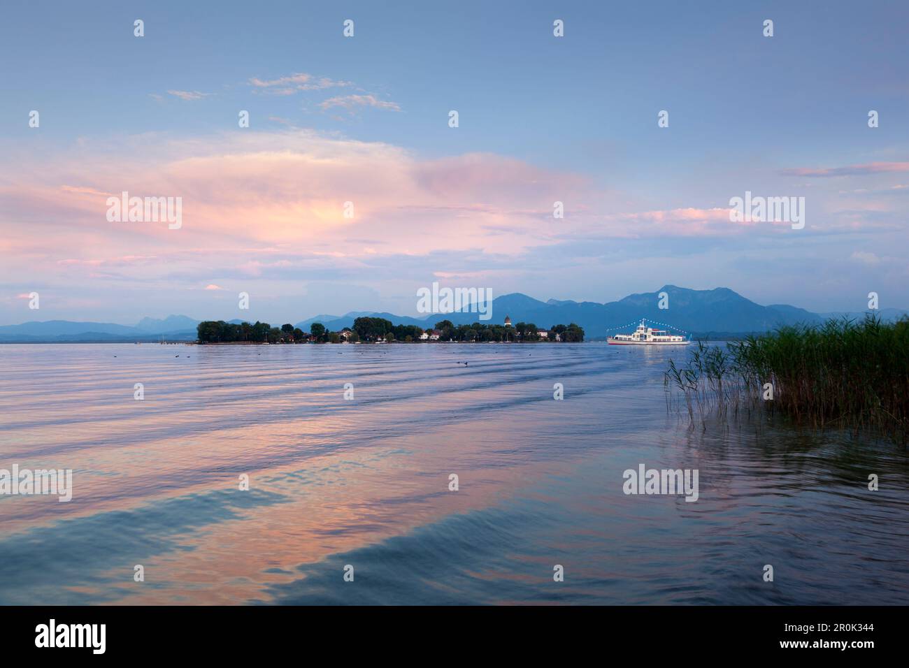 Blick auf den Chiemsee mit Fraueninsel, in der Nähe von Gstadt, Bayern, Deutschland Stockfoto