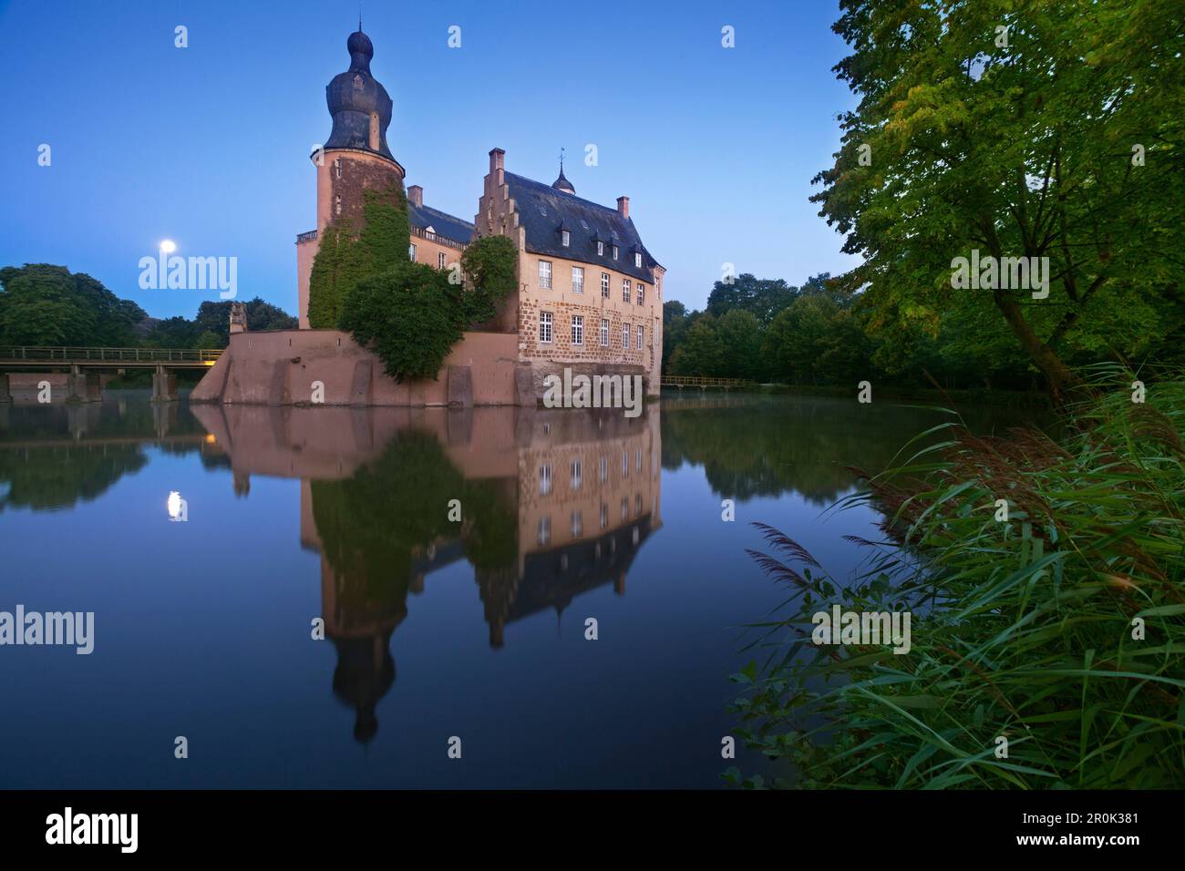Mond in den Burggraben widerspiegelt, Gemen Wasserburg, Borken, Münsterland, Nordrhein-Westfalen, Deutschland Stockfoto