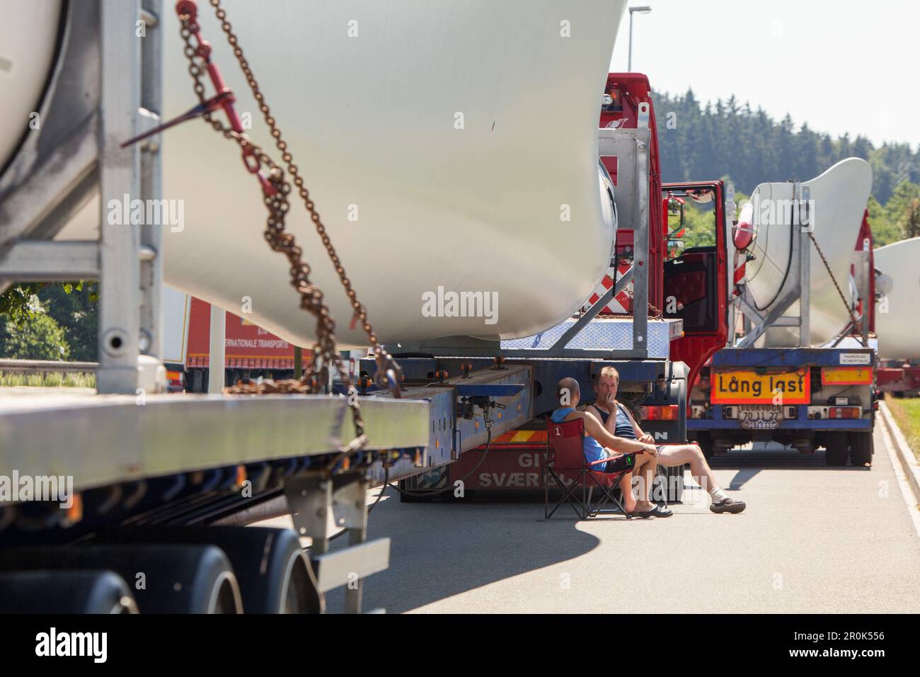 A 9, Schwerlast, Windturbinentransport, Rotorblätter, deutsche Autobahn, LKW-Fahrer, Pause, Warten, Konvoi, Autobahn, Autobahn, Geschwindigkeit, Geschwindigkeitsbegrenzung, Stockfoto