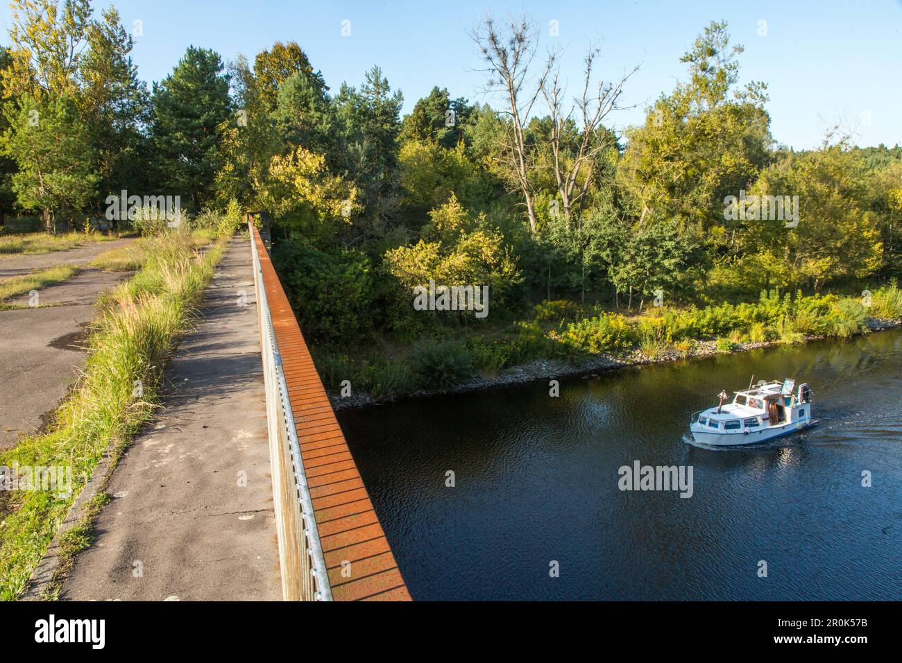 Ehemalige Zone Autobahn, überwucherte Kanalbrücke, stillgelegt, Boot, historische Reichsautobahn, Drittes Reich, ehemaliges Kontrollgebiet, deutsche Autobahn, Autobahn, fre Stockfoto