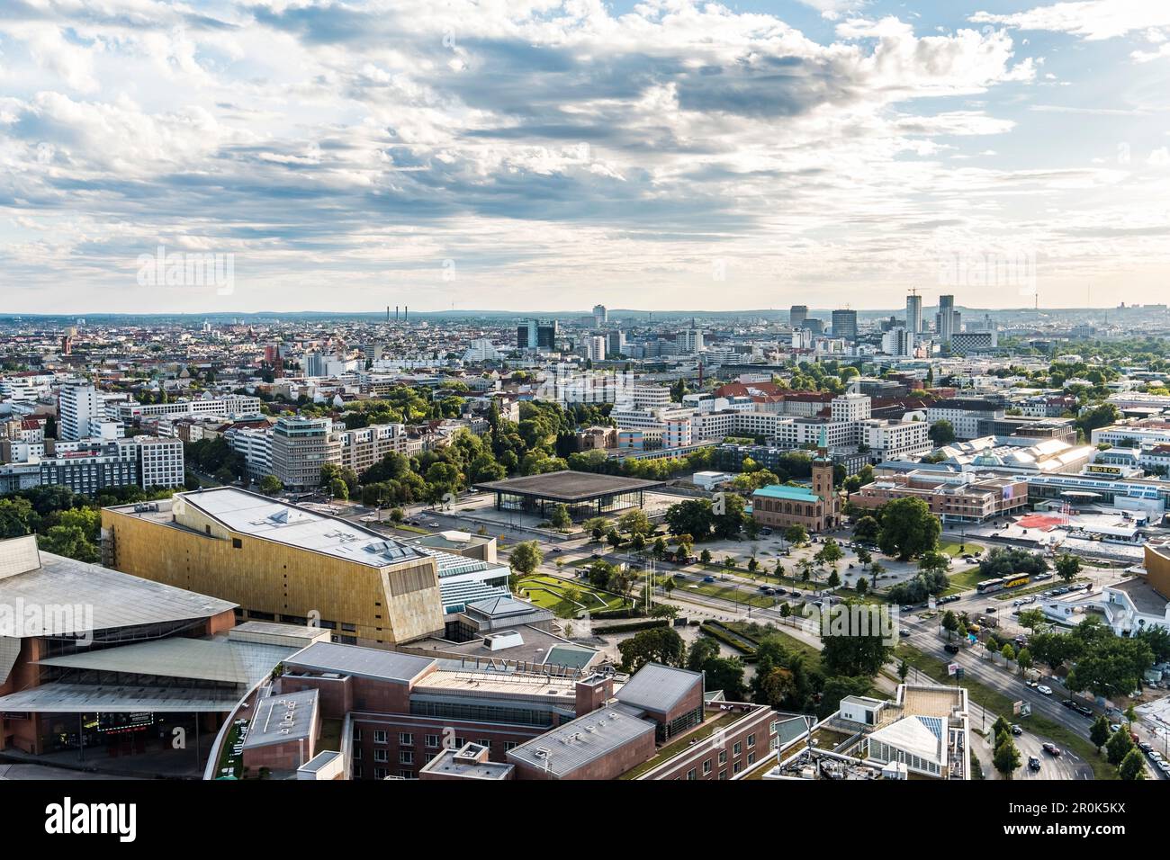 Blick vom Potsdamer Platz mit St. Matthäus-Kirche im Vordergrund und die neue Nationalgalerie Berlin Stockfoto