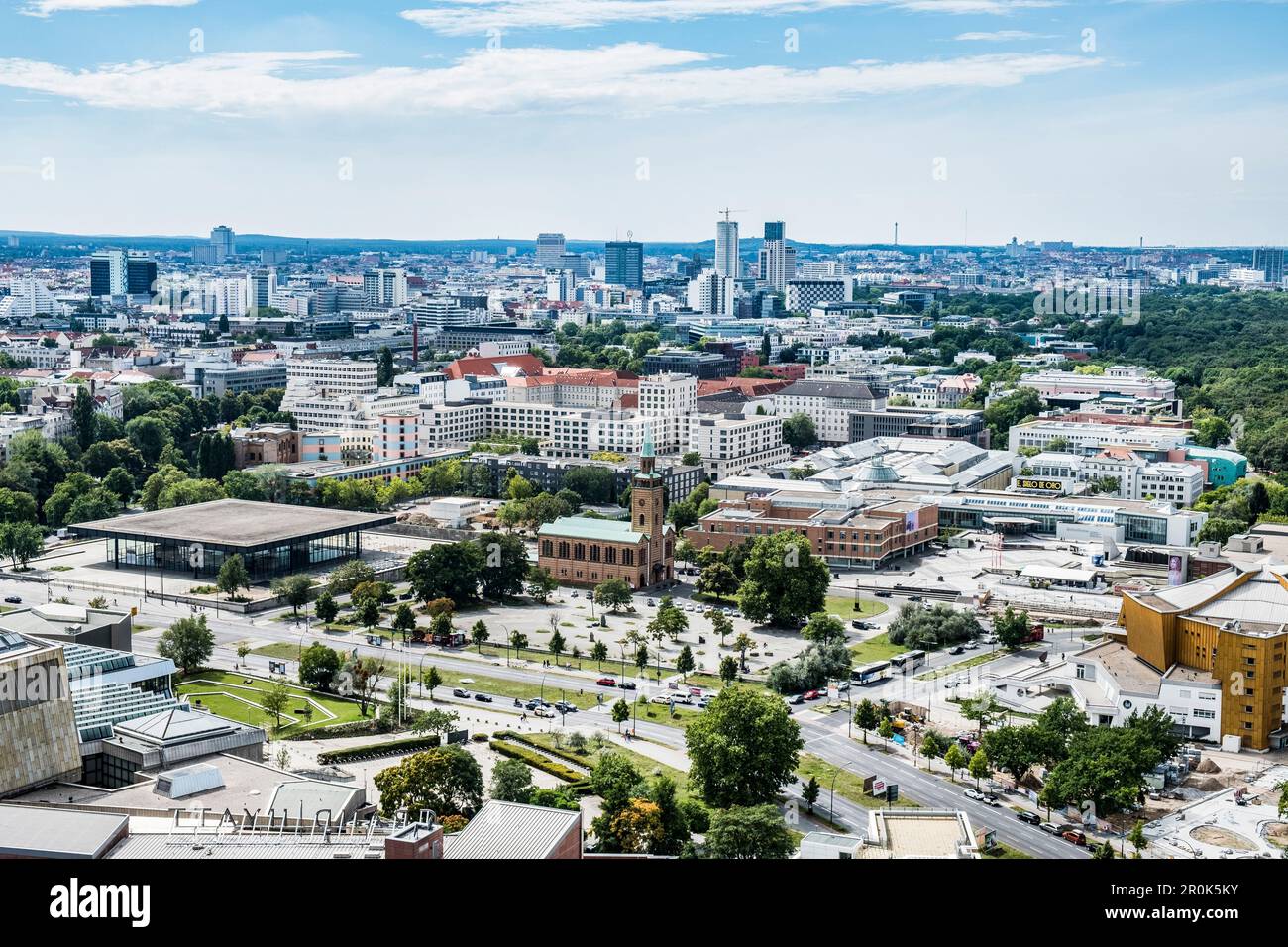 Blick vom Potsdamer Platz mit St. Matthäus-Kirche im Vordergrund, Berlin, Deutschland Stockfoto