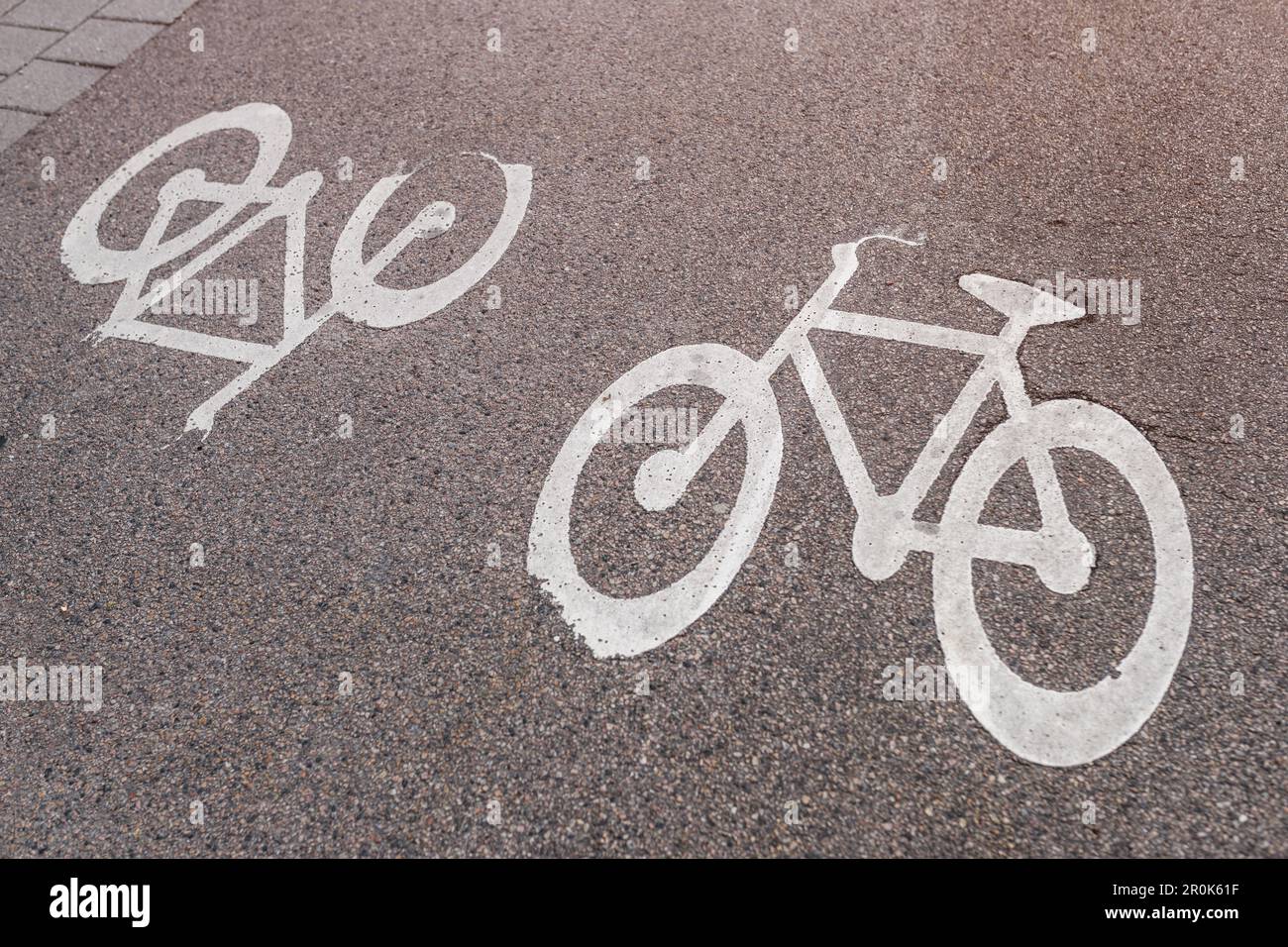 Aufdruck des Fahrrad-Spur-Schilds auf Asphaltflächen in Halmstad, Schweden Stockfoto