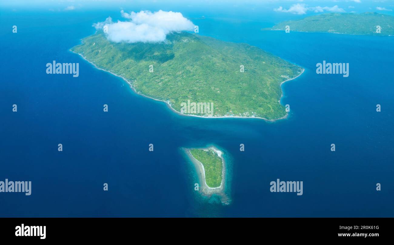 Bonito- und Maricaban-Inseln in der Verde Island Passage, Batangas Province, Philippinen. Stockfoto