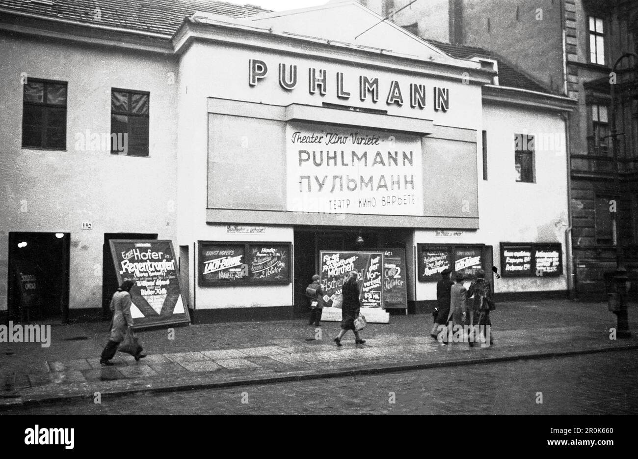 Im Puhlmann Theater wird die Revue 'Regentropfen' von Walter Kollo aufgeführt im Berlin der Nachkriegszeit, Deutschland 1947. Stockfoto