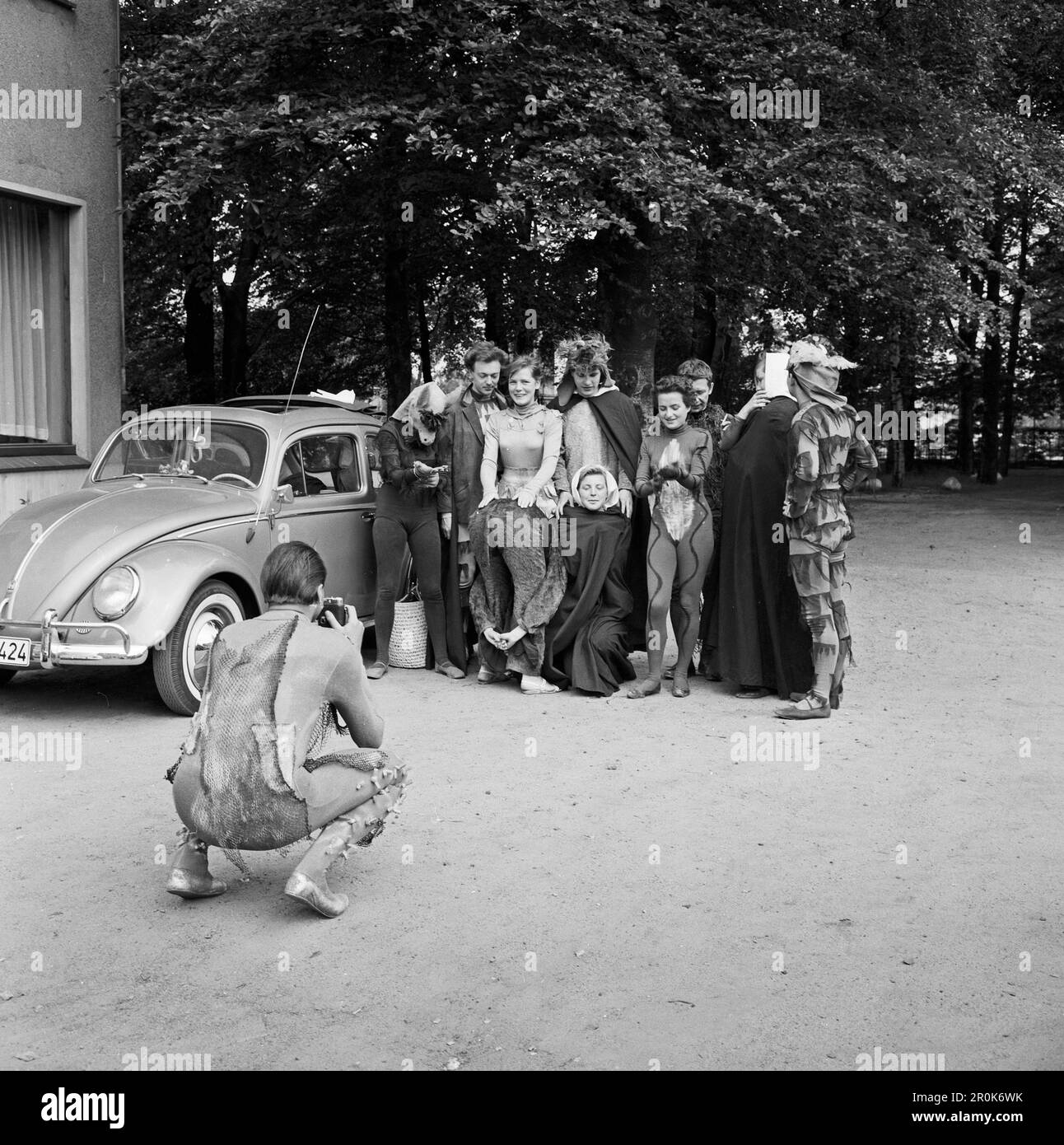 Faust, Spielfilm nach dem Stück von Johann Wolfgang von Goethe, Deutschland 1960, Regie: Peter Gorski, Komparsen und Statisten versammeln sich auf dem Parkplatz der Real Film Studios in Hamburg Stockfoto