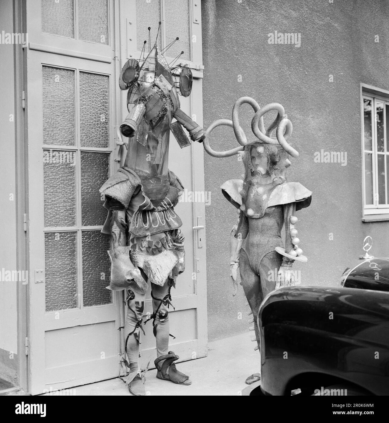 Faust, Spielfilm nach dem Stück von Johann Wolfgang von Goethe, Deutschland 1960, Regie: Peter Gorski, Komparsen und Statisten versammeln sich auf dem Parkplatz der Real Film Studios in Hamburg Stockfoto