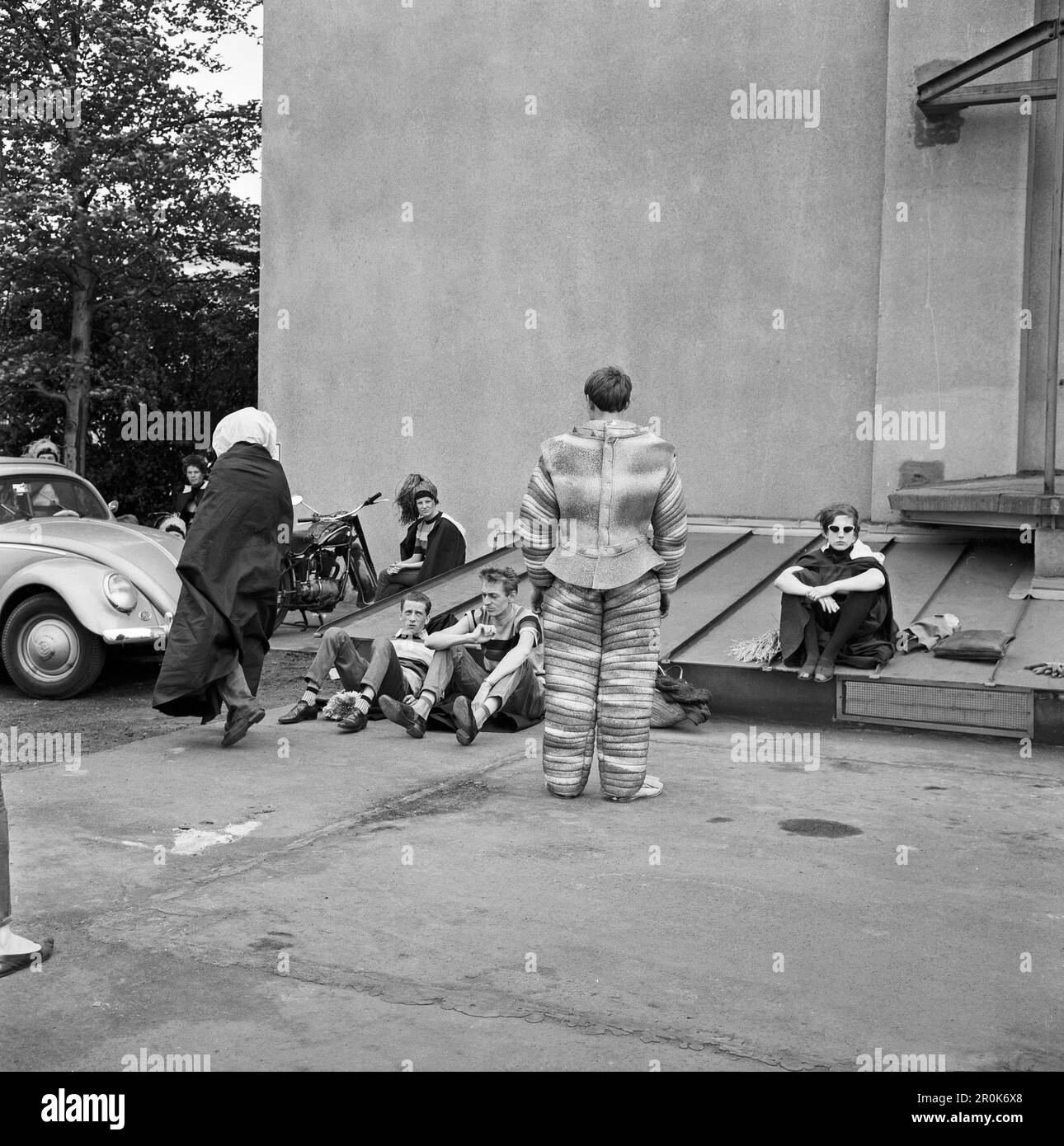 Faust, Spielfilm nach dem Stück von Johann Wolfgang von Goethe, Deutschland 1960, Regie: Peter Gorski, Komparsen und Statisten versammeln sich auf dem Parkplatz der Real Film Studios in Hamburg Stockfoto