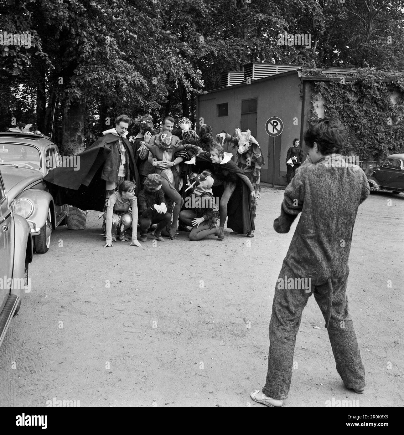 Faust, Spielfilm nach dem Stück von Johann Wolfgang von Goethe, Deutschland 1960, Regie: Peter Gorski, Komparsen und Statisten versammeln sich auf dem Parkplatz der Real Film Studios in Hamburg Stockfoto