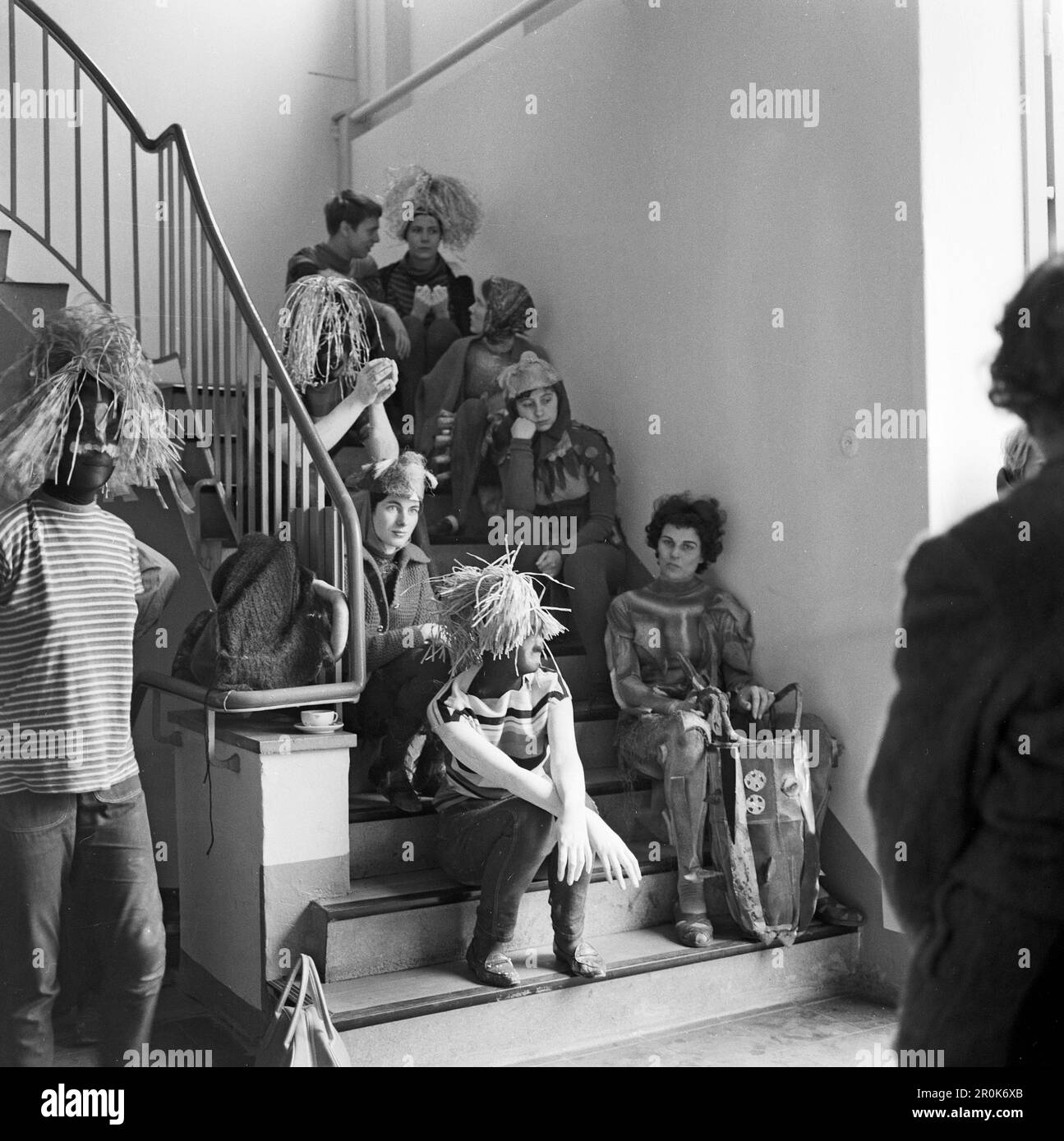 Faust, Spielfilm nach dem Stück von Johann Wolfgang von Goethe, Deutschland 1960, Regie: Peter Gorski, Komparsen und Statisten warten im Treppenhaus der Real Film Studios in Hamburg Stockfoto