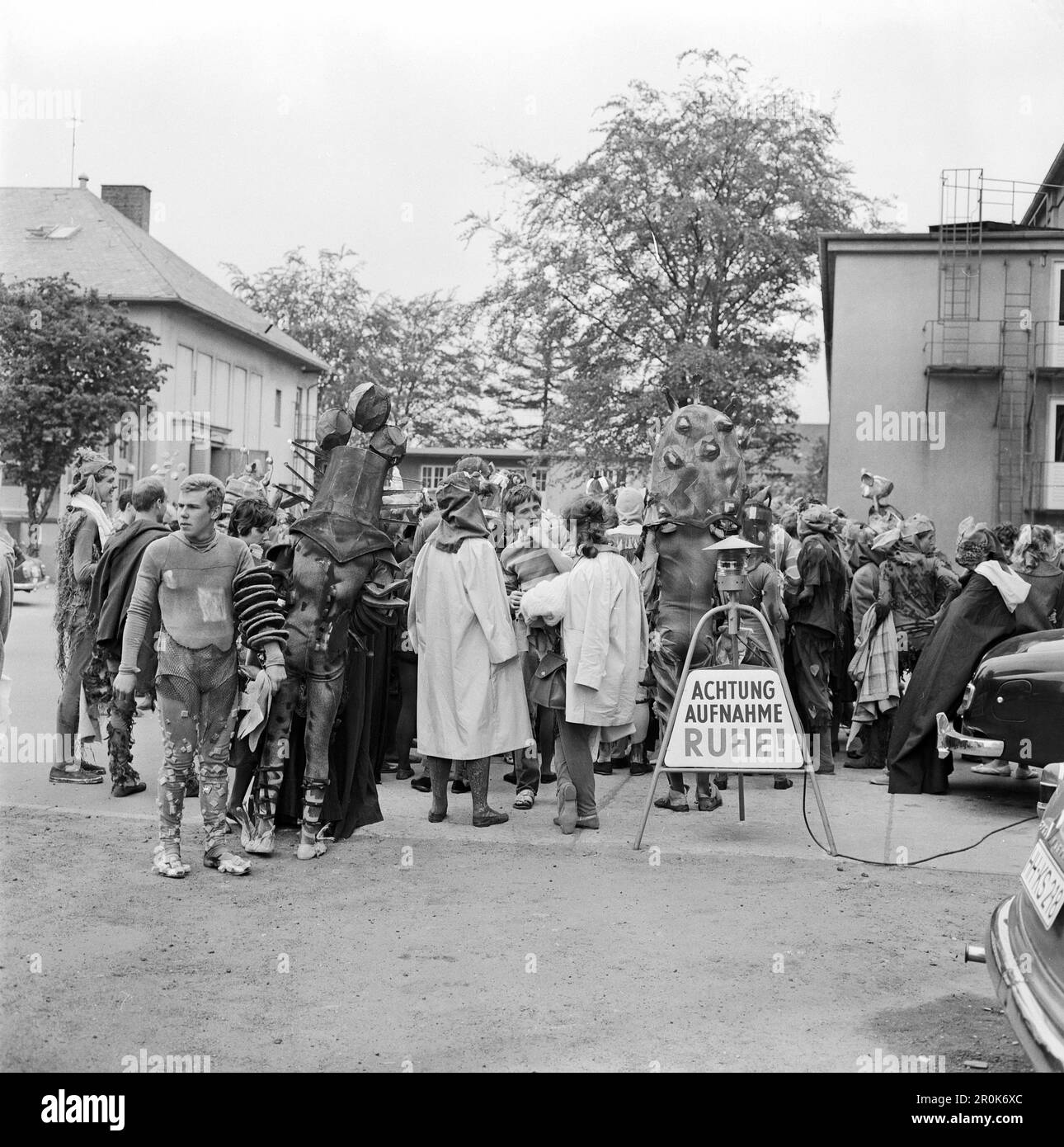 Faust, Spielfilm nach dem Stück von Johann Wolfgang von Goethe, Deutschland 1960, Regie: Peter Gorski, Komparsen und Statisten versammeln sich auf dem Parkplatz der Real Film Studios in Hamburg Stockfoto