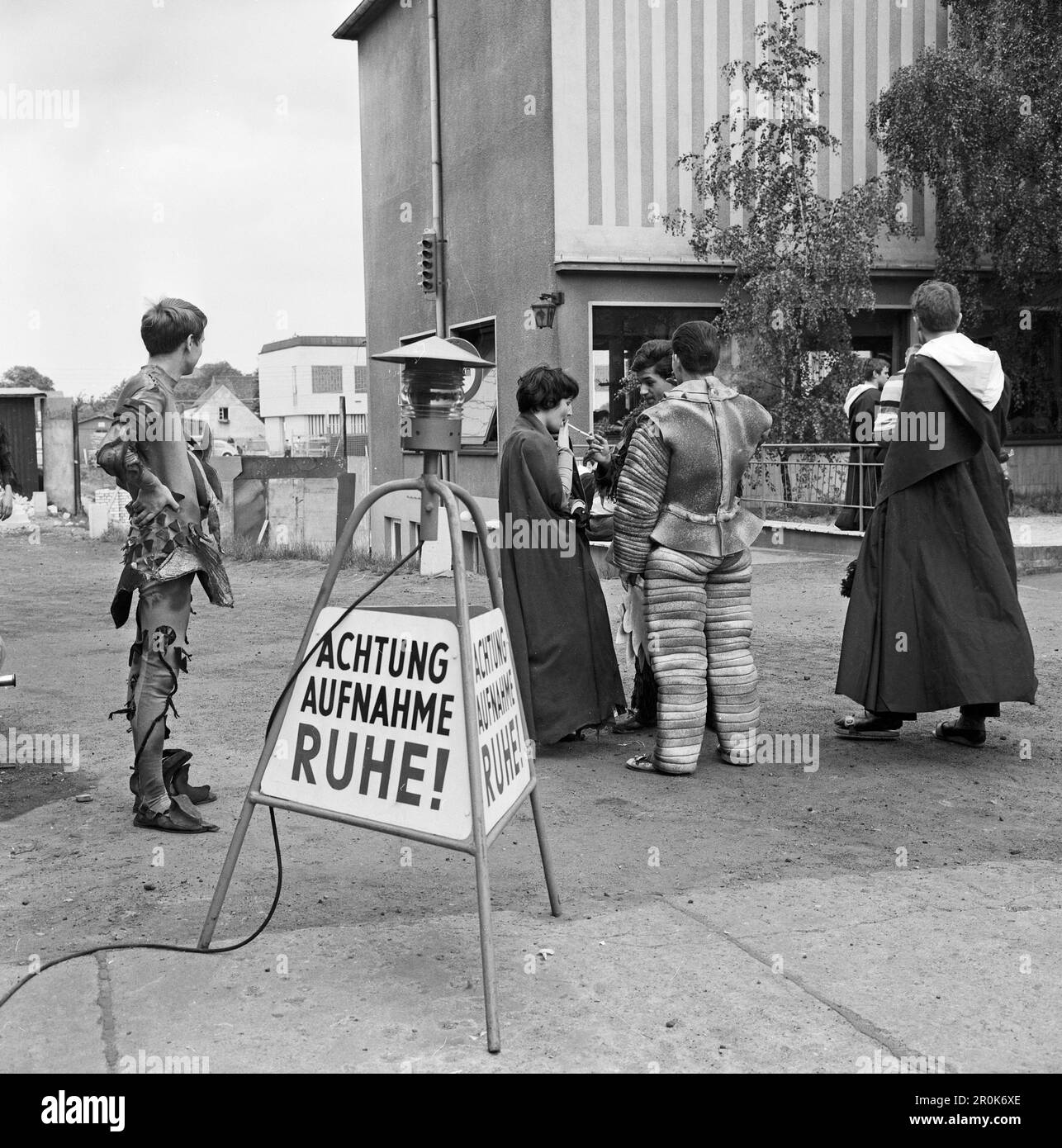 Faust, Spielfilm nach dem Stück von Johann Wolfgang von Goethe, Deutschland 1960, Regie: Peter Gorski, Komparsen und Statisten versammeln sich auf dem Parkplatz der Real Film Studios in Hamburg Stockfoto