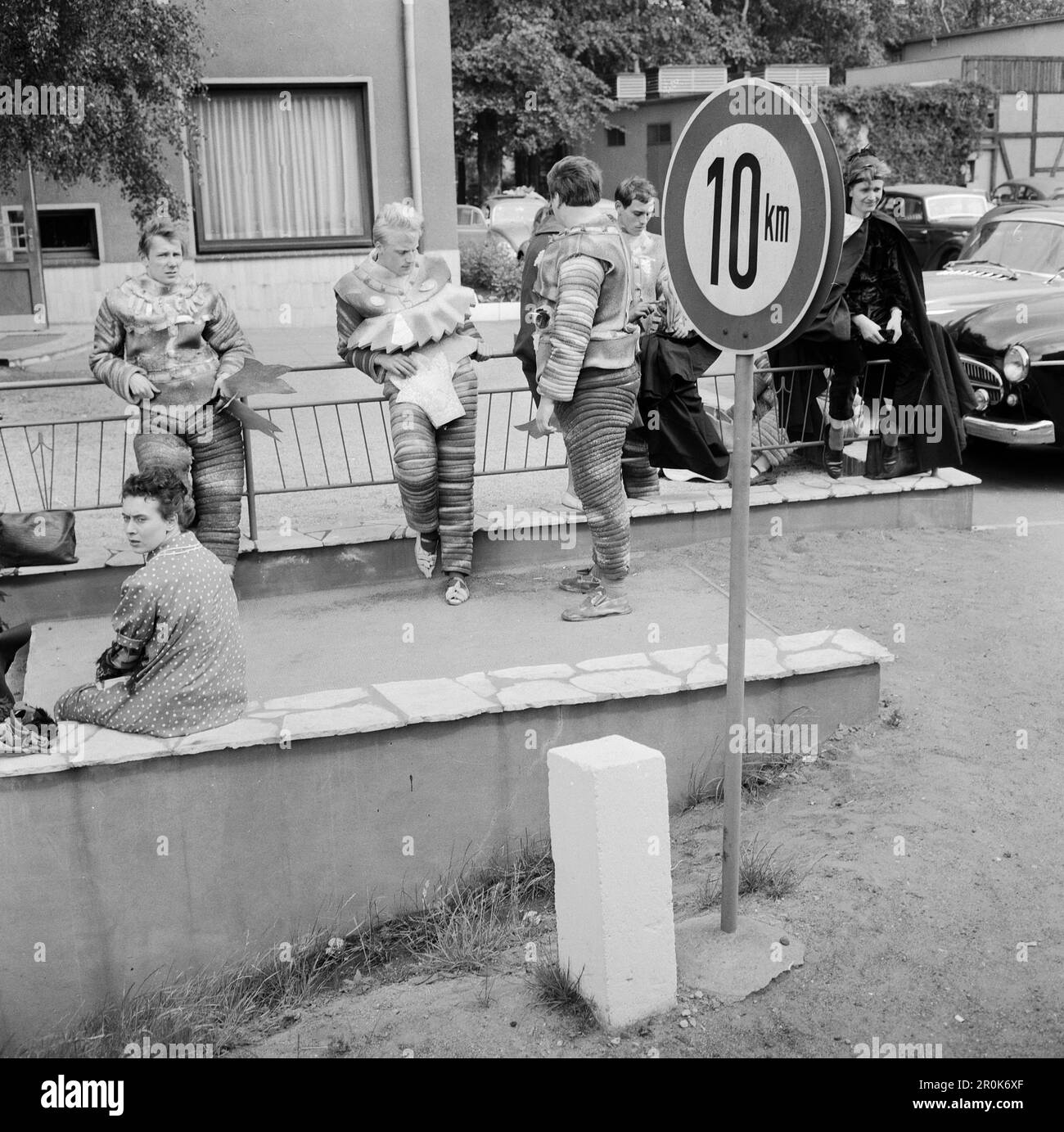 Faust, Spielfilm nach dem Stück von Johann Wolfgang von Goethe, Deutschland 1960, Regie: Peter Gorski, Komparsen und Statisten versammeln sich auf dem Parkplatz der Real Film Studios in Hamburg Stockfoto