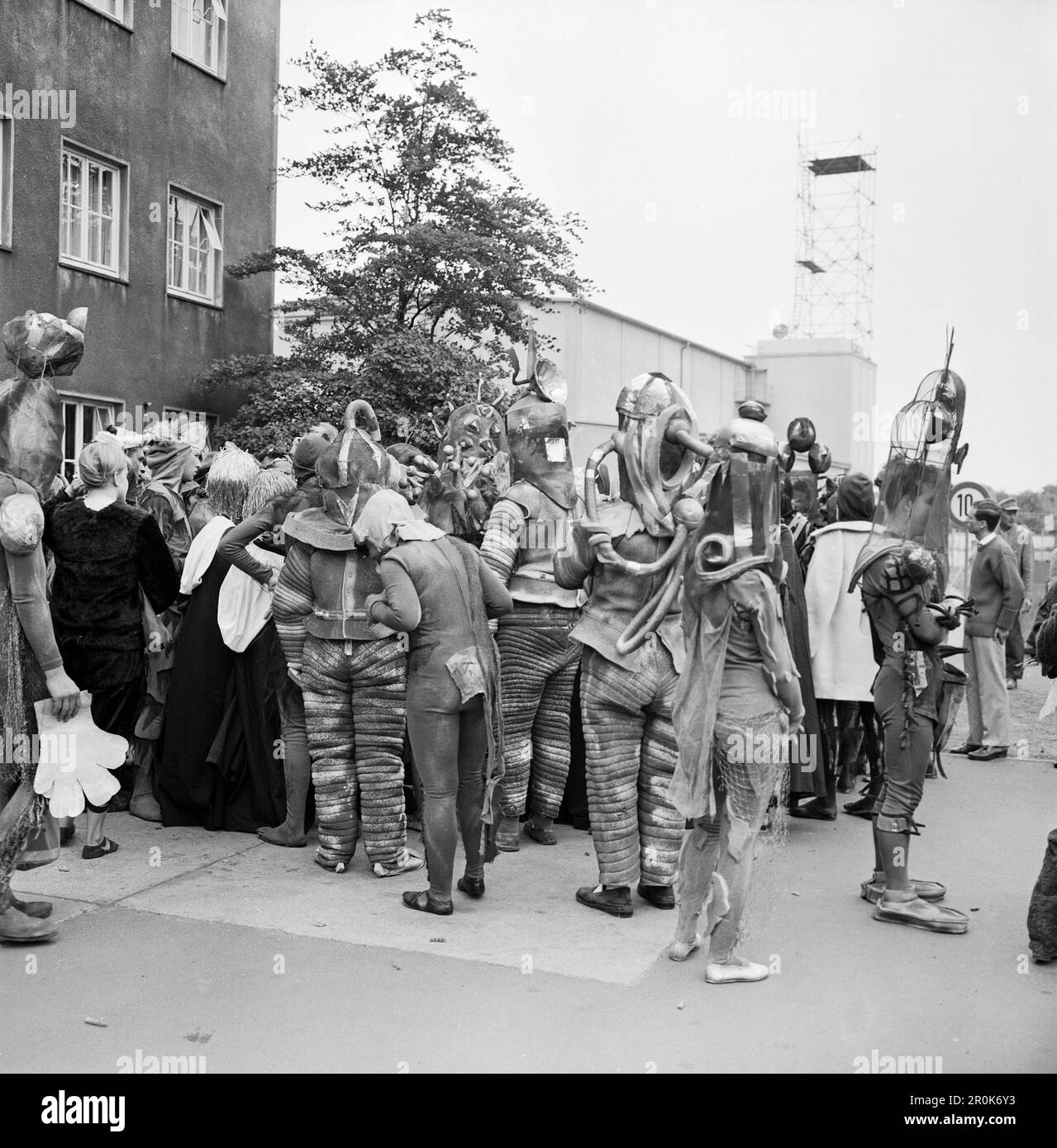 Faust, Spielfilm nach dem Stück von Johann Wolfgang von Goethe, Deutschland 1960, Regie: Peter Gorski, Komparsen und Statisten versammeln sich auf dem Parkplatz der Real Film Studios in Hamburg Stockfoto