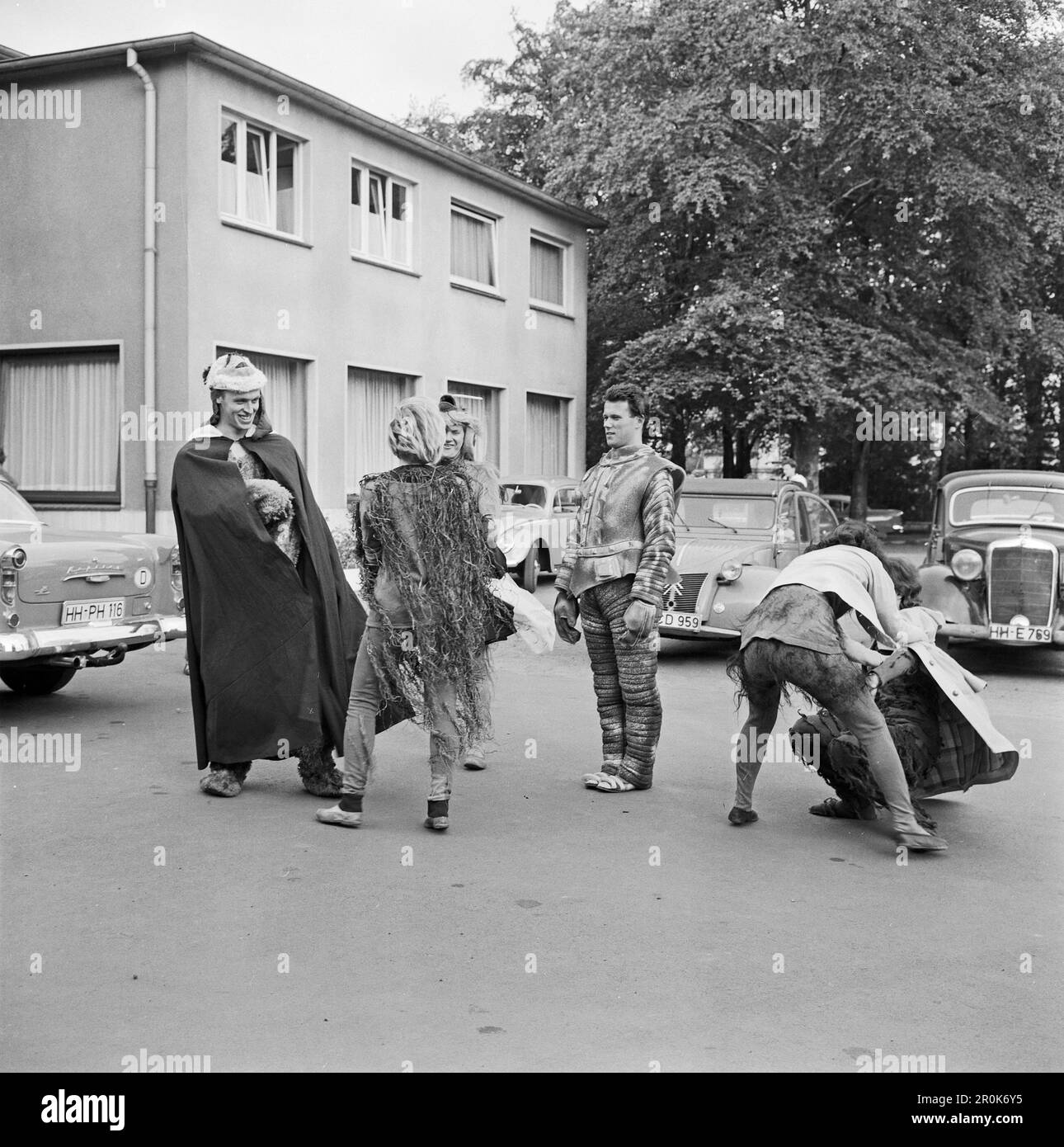 Faust, Spielfilm nach dem Stück von Johann Wolfgang von Goethe, Deutschland 1960, Regie: Peter Gorski, Komparsen und Statisten versammeln sich auf dem Parkplatz der Real Film Studios in Hamburg Stockfoto