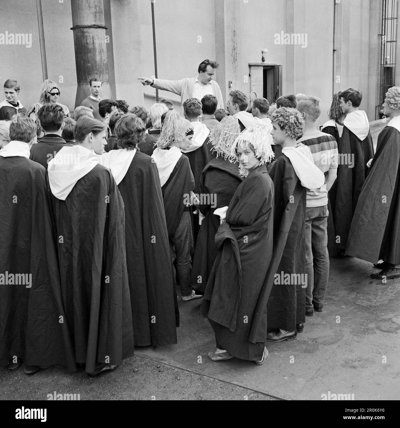 Faust, Spielfilm nach dem Stück von Johann Wolfgang von Goethe, Deutschland 1960, Regie: Peter Gorski, Komparsen und Statisten versammeln sich auf dem Parkplatz der Real Film Studios in Hamburg Stockfoto