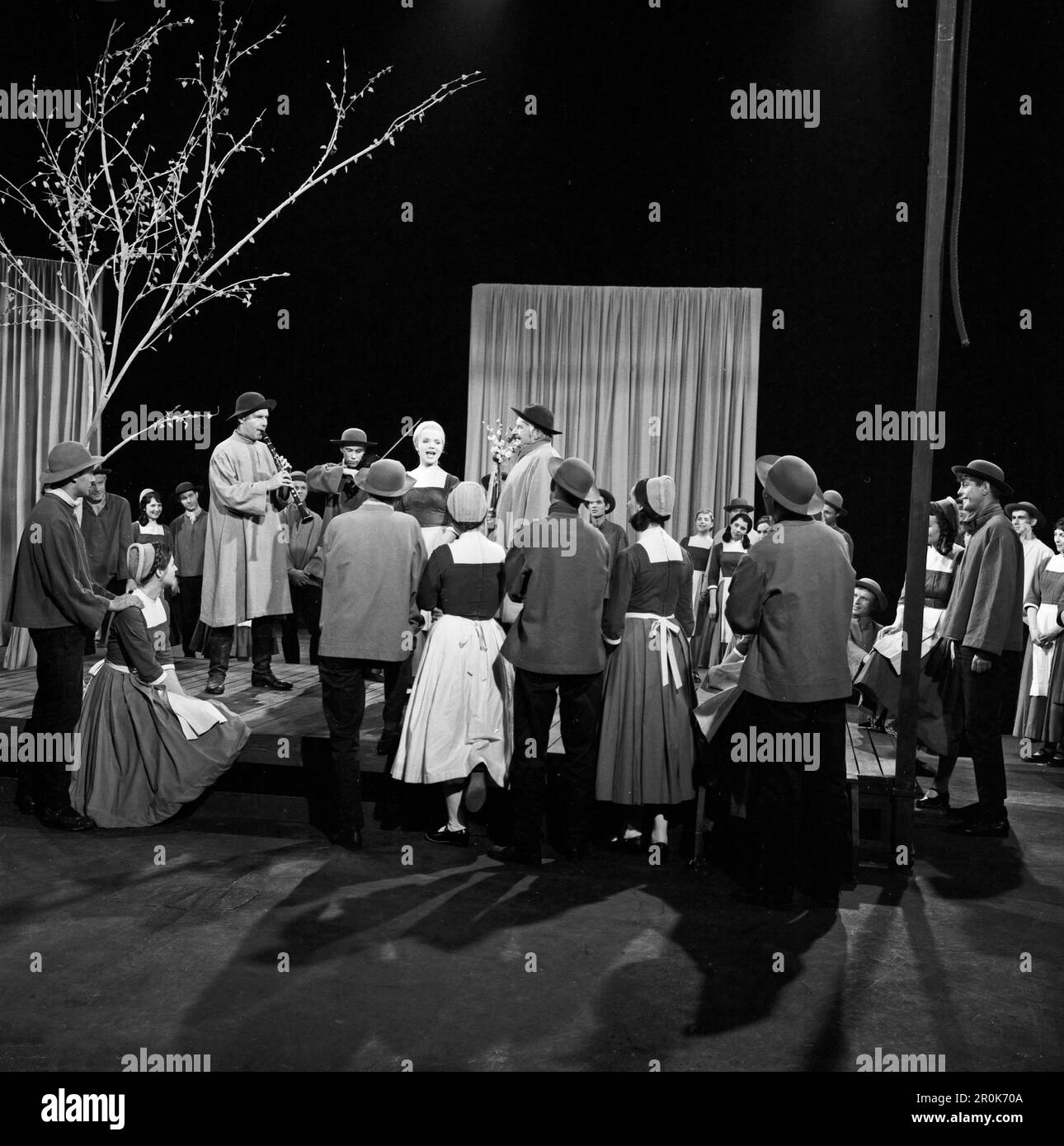 Faust, Spielfilm nach dem Stück von Johann Wolfgang von Goethe, Deutschland 1960, Regie: Peter Gorski, Darsteller: Ella Büchi, Hermann Schomberg (Bildmitte) in der Szene Osterspaziergang. Stockfoto