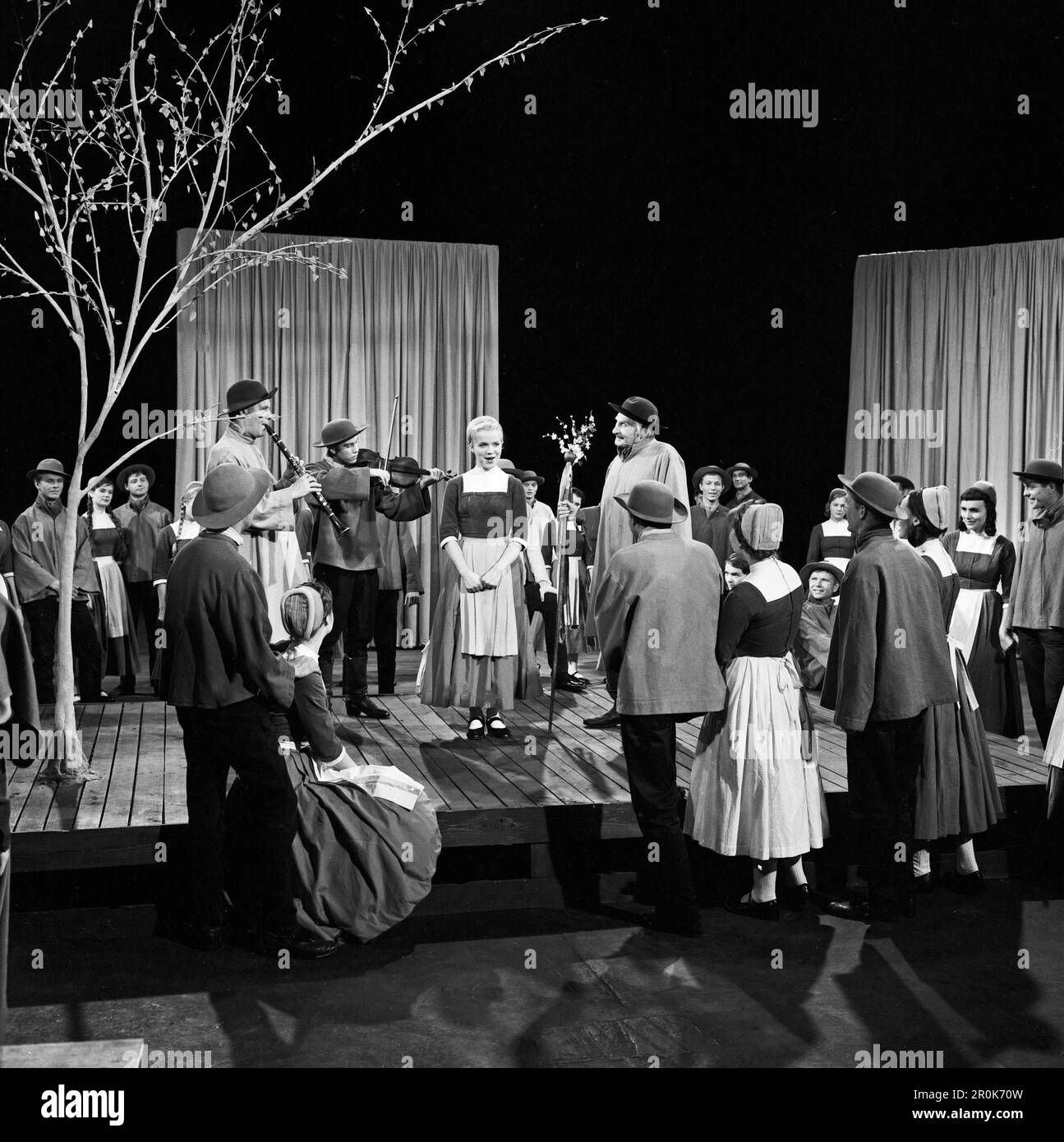 Faust, Spielfilm nach dem Stück von Johann Wolfgang von Goethe, Deutschland 1960, Regie: Peter Gorski, Darsteller: Heidi Leupolt, Hermann Schomberg in der Szene Osterspaziergang. Stockfoto