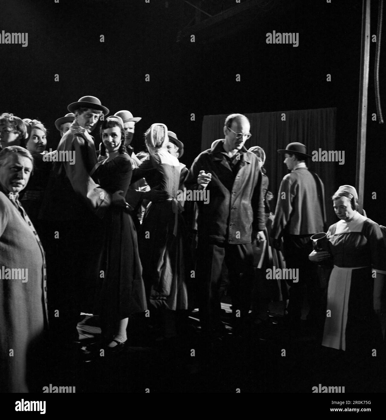 Faust, Spielfilm nach dem Stück von Johann Wolfgang von Goethe, Deutschland 1960, Regisseur Peter Gorski (mit Brille) gibt den Komparsen Anweisungen in der Szene Osterspaziergang. Stockfoto