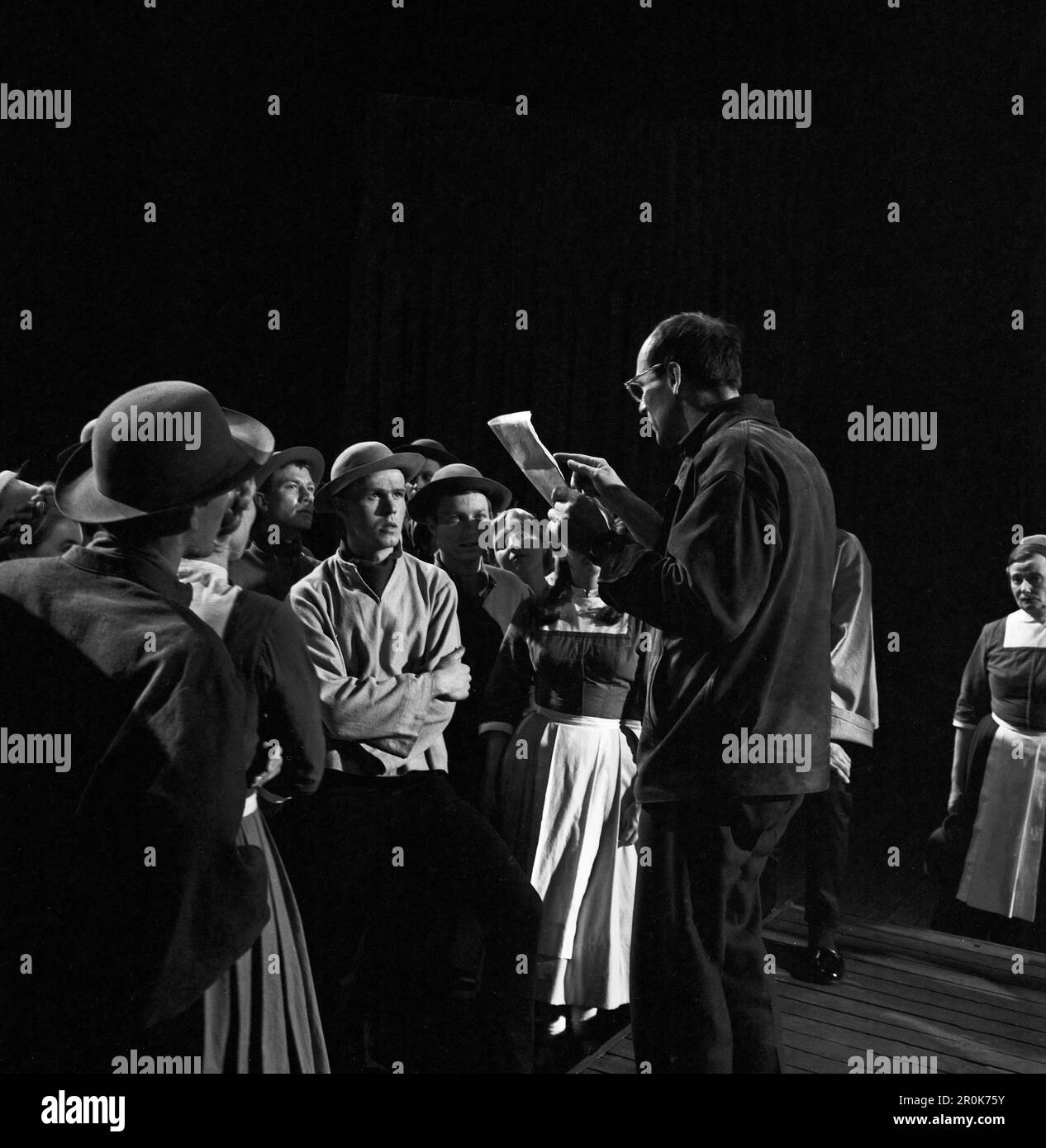 Faust, Spielfilm nach dem Stück von Johann Wolfgang von Goethe, Deutschland 1960, Regisseur Peter Gorski (mit Brille) gibt den Komparsen Anweisungen in der Szene Osterspaziergang. Stockfoto