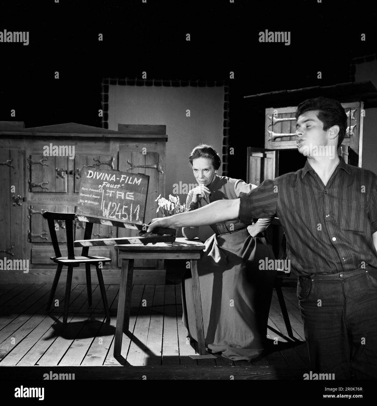 Faust, Spielfilm nach dem Stück von Johann Wolfgang von Goethe, Deutschland 1960, Regie: Peter Gorski, Darsteller: Elisabeth Flickenschildt hinter der Regieklappe Stockfoto