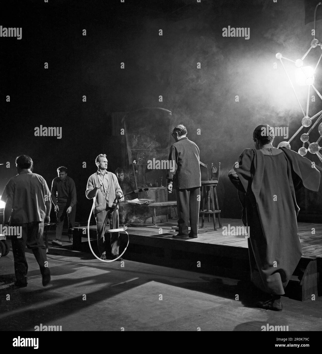 Faust, Spielfilm nach dem Stück von Johann Wolfgang von Goethe, Deutschland 1960, Regie: Peter Gorski, Bühnentechniker kümmern sich um die Pyrotechnik in der Kulisse. Stockfoto