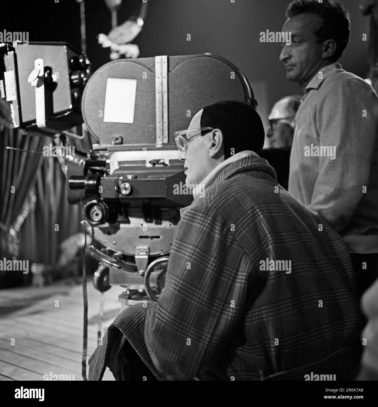Faust, Spielfilm nach dem Stück von Johann Wolfgang von Goethe, Deutschland 1960, Regie: Peter Gorski, Darsteller: Gustaf Gründgens neben der Kamera während der Dreharbeiten Stockfoto