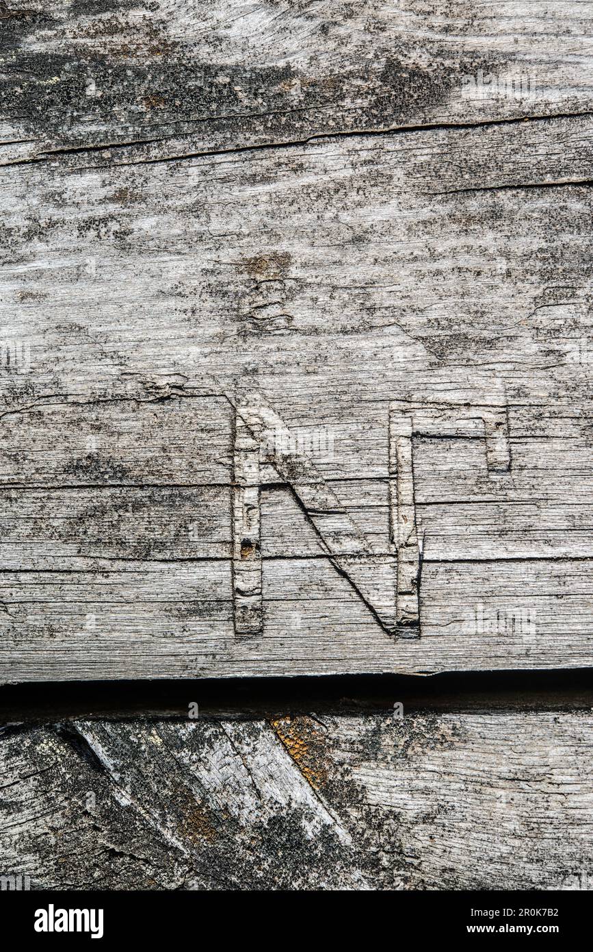 Nahaufnahme des Buchstabens N auf einer verwitterten Planke, Oregrund, Uppsala, Schweden Stockfoto