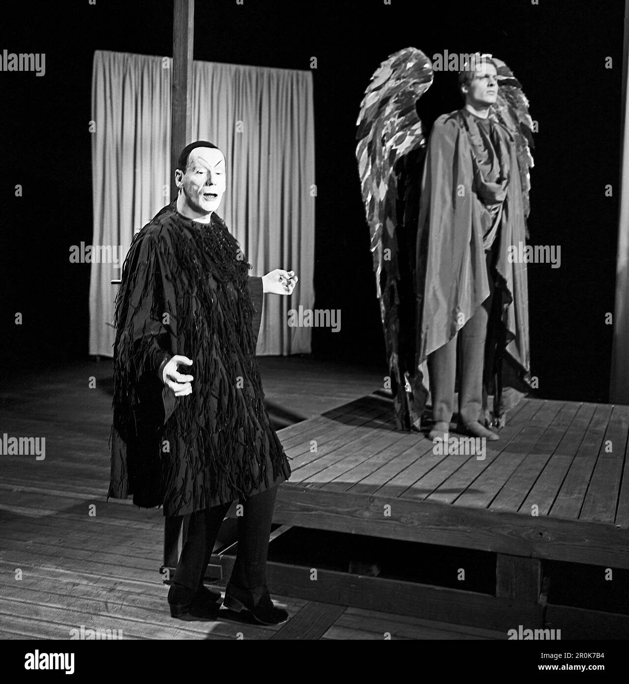 Faust, Spielfilm nach dem Stück von Johann Wolfgang von Goethe, Deutschland 1960, Regie: Peter Gorski, Darsteller: Gustaf Gründgens neben einem der Engel Stockfoto