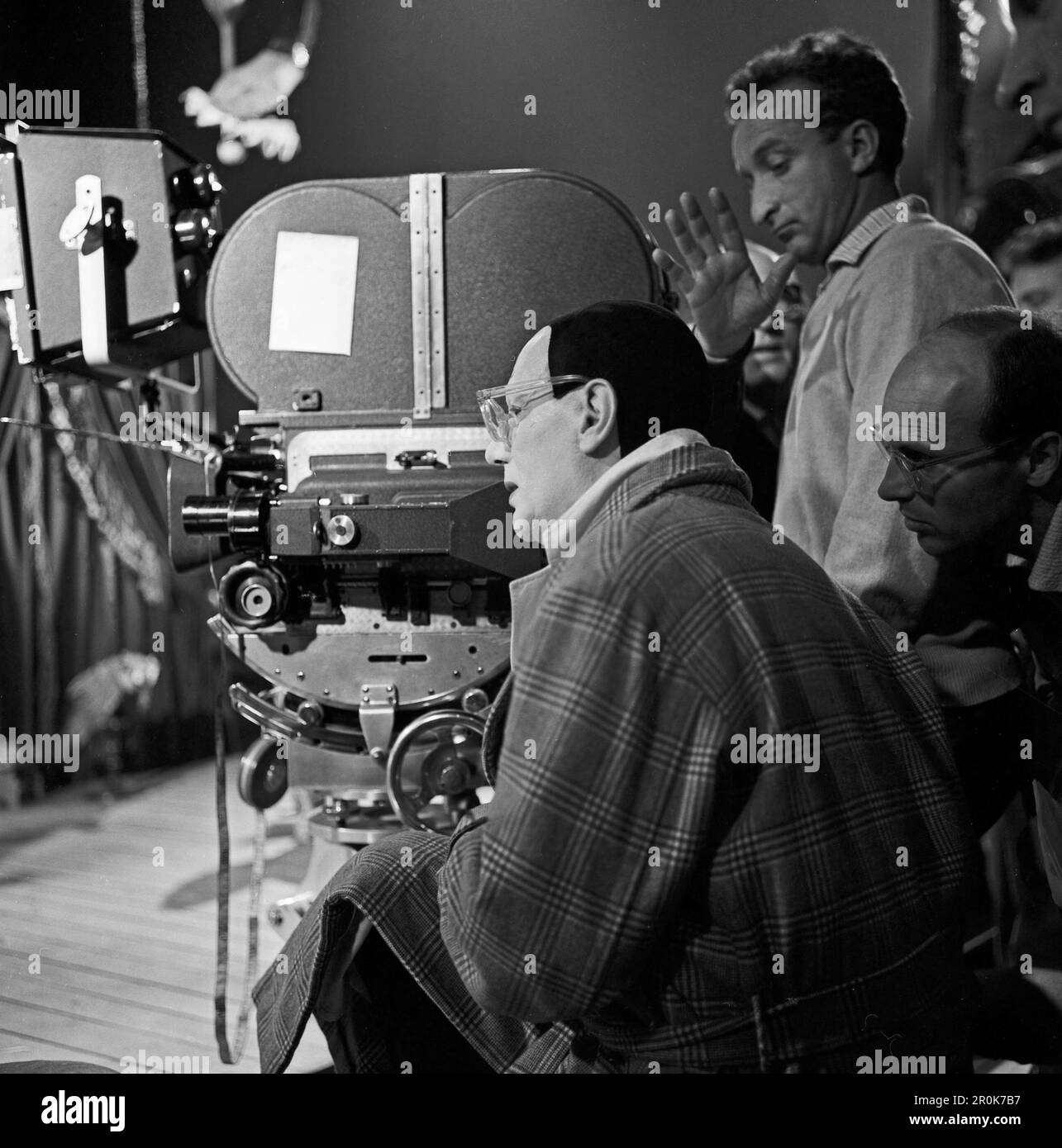 Faust, Spielfilm nach dem Stück von Johann Wolfgang von Goethe, Deutschland 1960, Regie: Peter Gorski, Darsteller: Gustaf Gründgens neben der Kamera während der Dreharbeiten Stockfoto