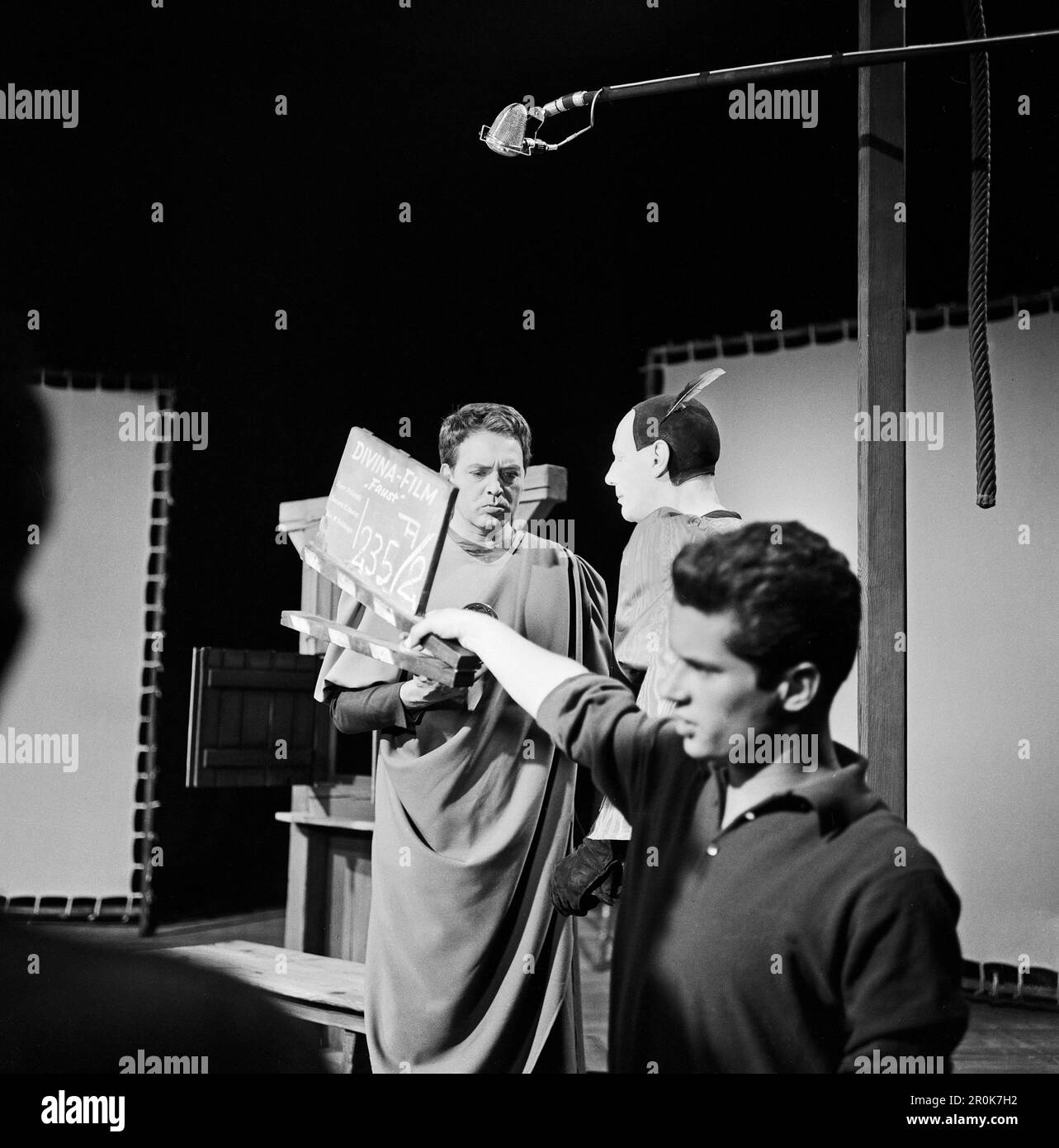 Faust, Spielfilm nach dem Stück von Johann Wolfgang von Goethe, Deutschland 1960, Regie: Peter Gorski, Darsteller: Will Quadflieg, Gustaf Gründgens hinter der Regieklappe Stockfoto