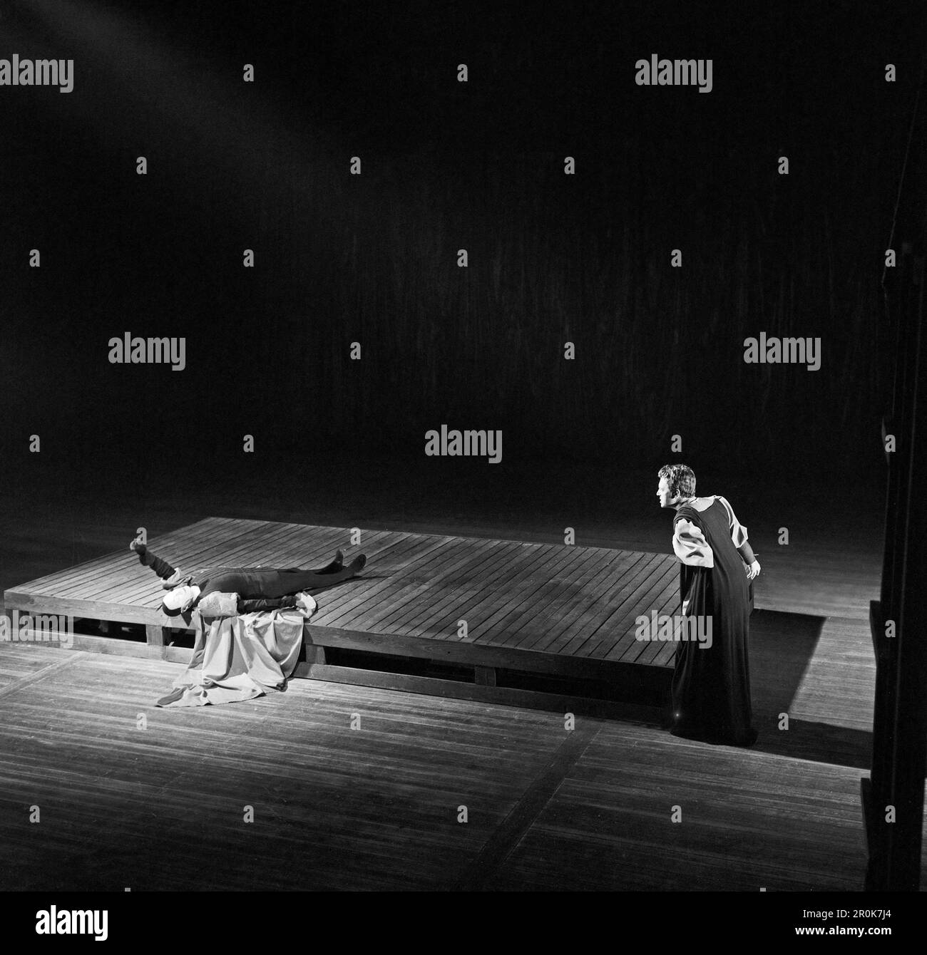 Faust, Spielfilm nach dem Stück von Johann Wolfgang von Goethe, Deutschland 1960, Regie: Peter Gorski, Darsteller: Gustaf Gründgens und will Quadflieg allein auf der Bühne. Stockfoto